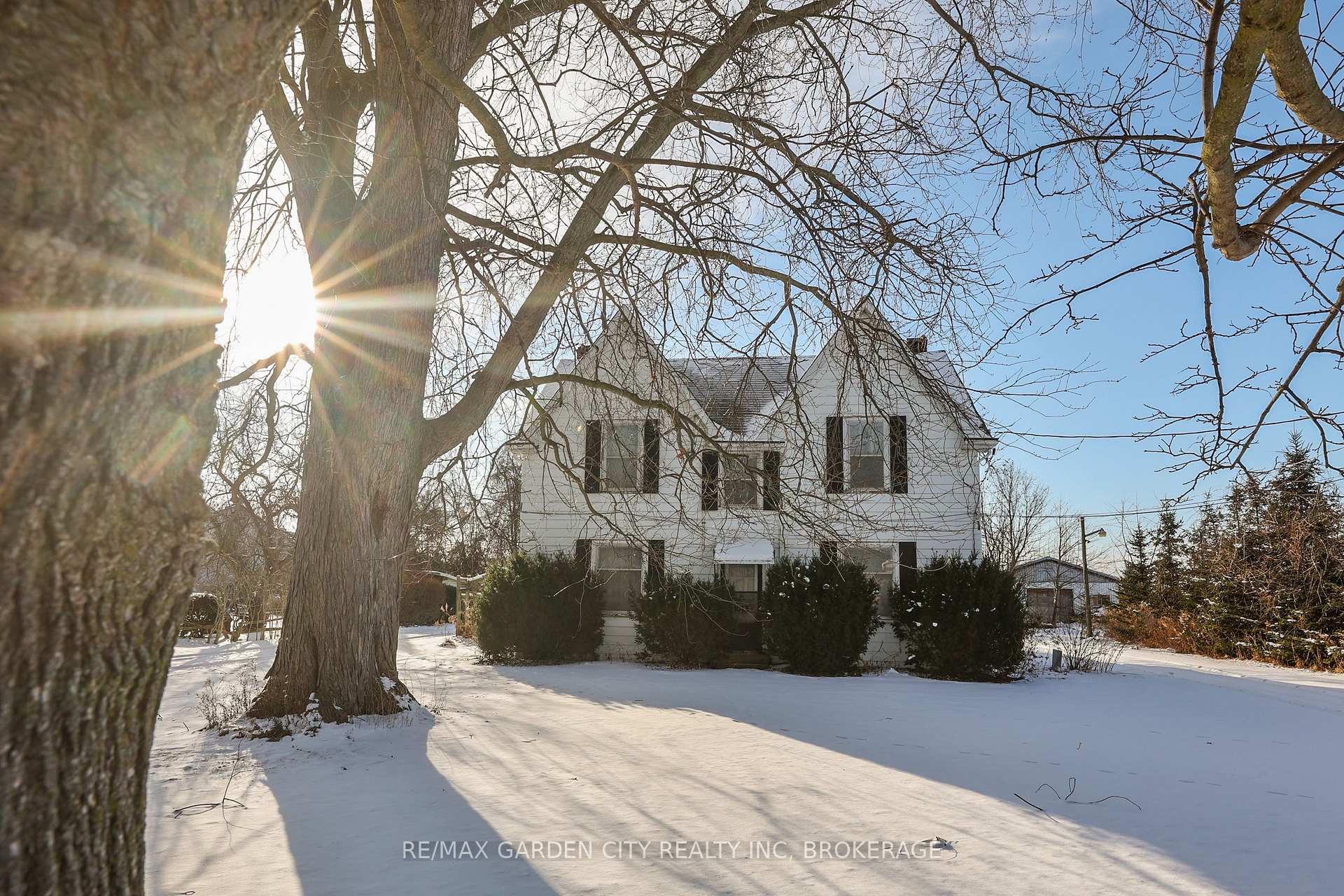 Photo 2 of 1013 Lakeshore Road W, St. Catharines, Rural Port — HOMEH