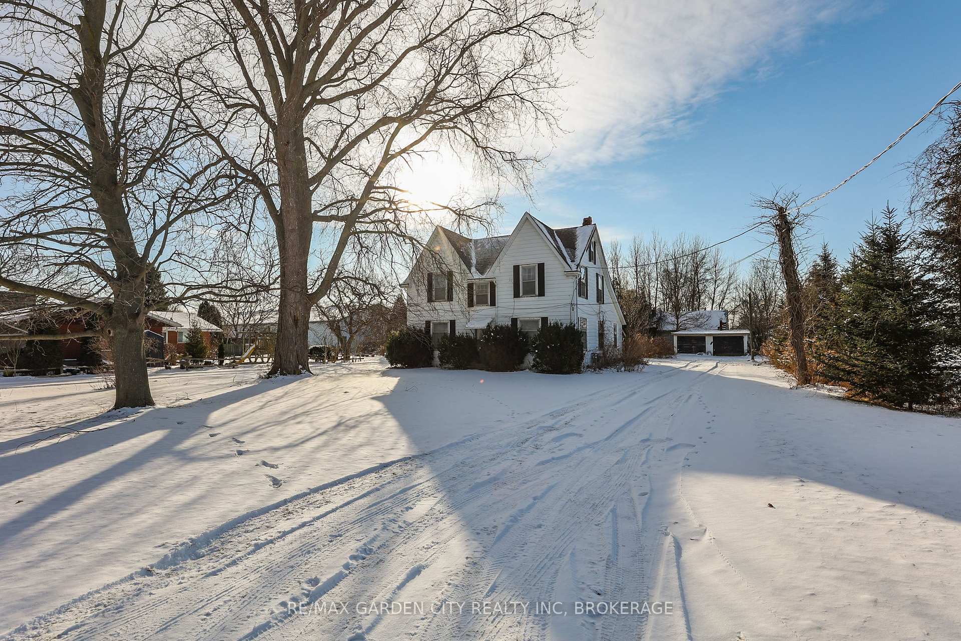 Photo 4 of 1013 Lakeshore Road W, St. Catharines, Rural Port — HOMEH