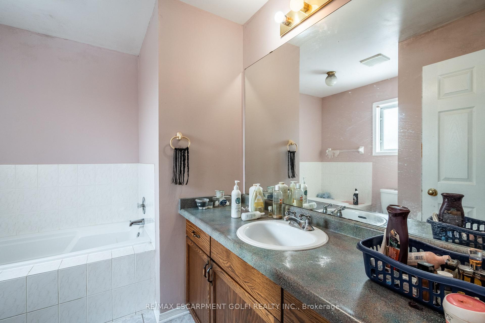 Photo 19 of 142 Vansickle Street, St. Catharines, Rykert/Vansickle — HOMEH