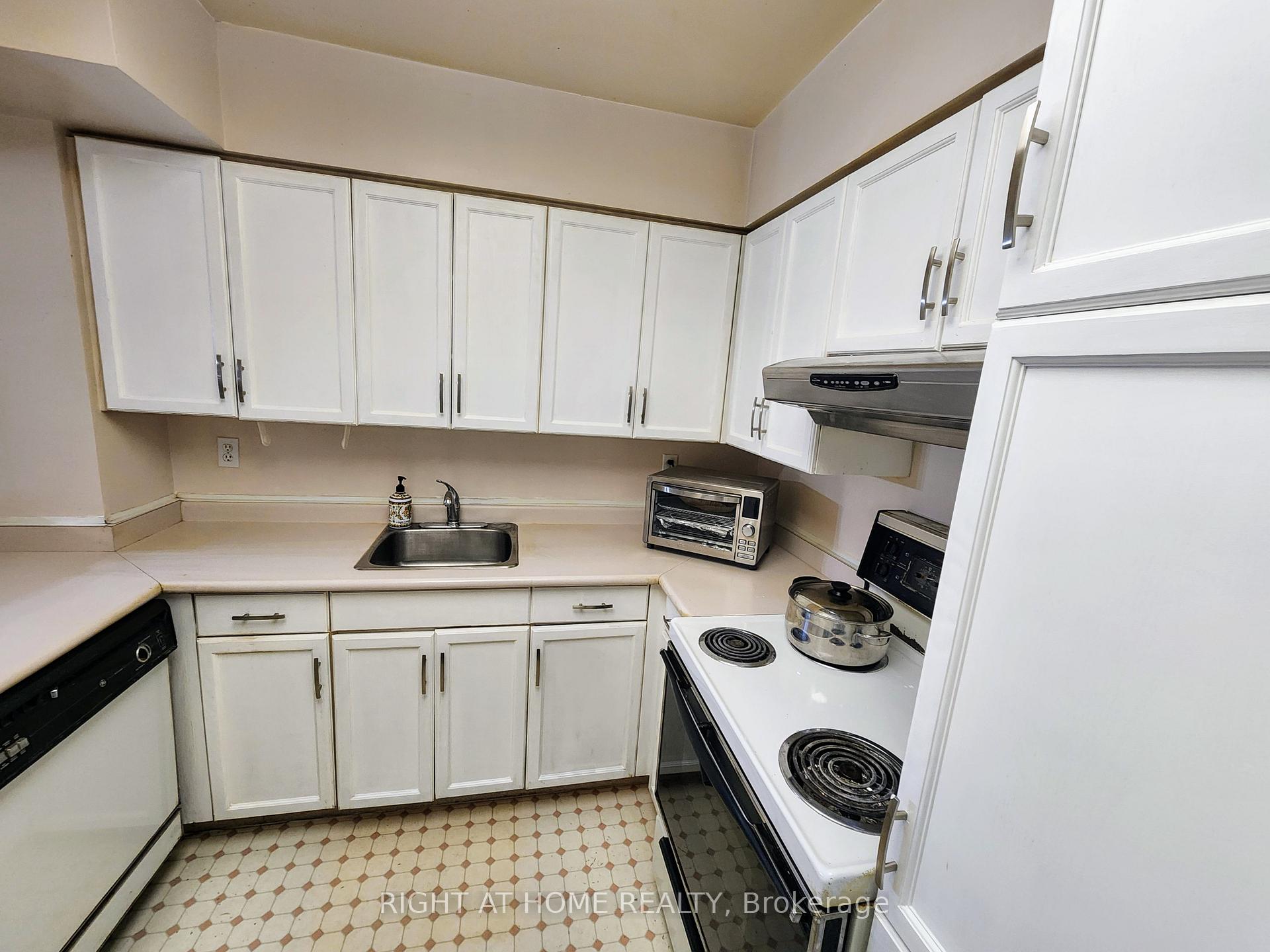 Photo 6 of Unit 608, 11 Thorncliffe Pk Drive, Toronto, Thorncliffe Park — HOMEH