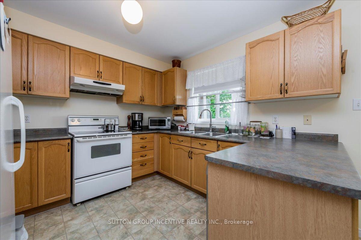Photo 5 of 20 Brighton Road, Barrie, Georgian Drive — HOMEH