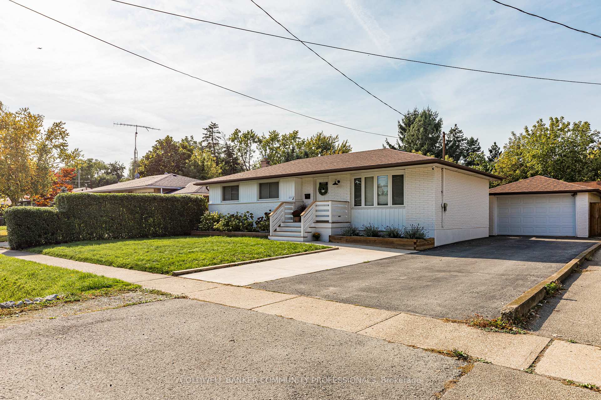 Photo 2 of 627 Niagara Street, St. Catharines, Vine/Linwell — HOMEH