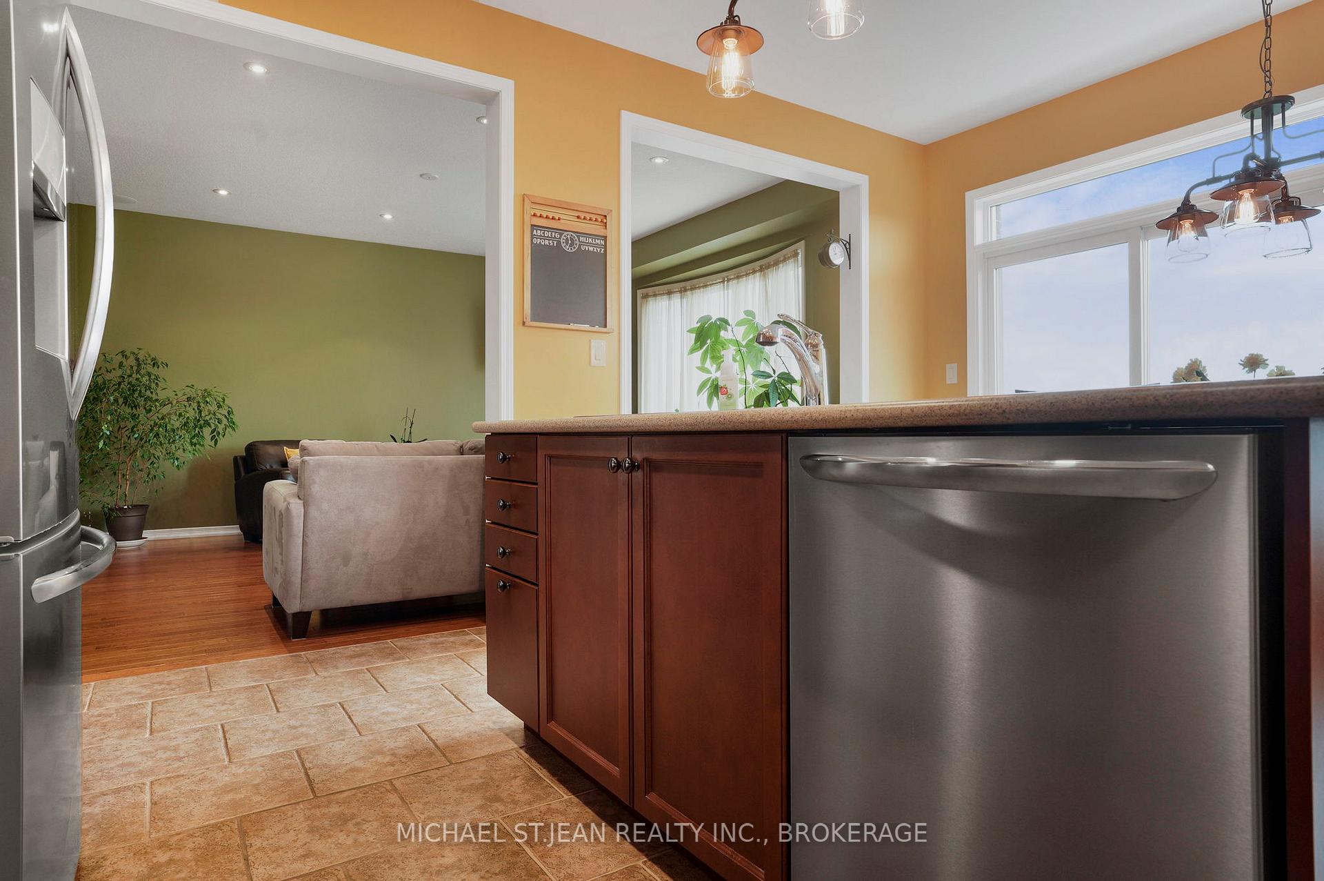Photo 11 of 91 Merrilee Crescent, Hamilton, Crerar — HOMEH