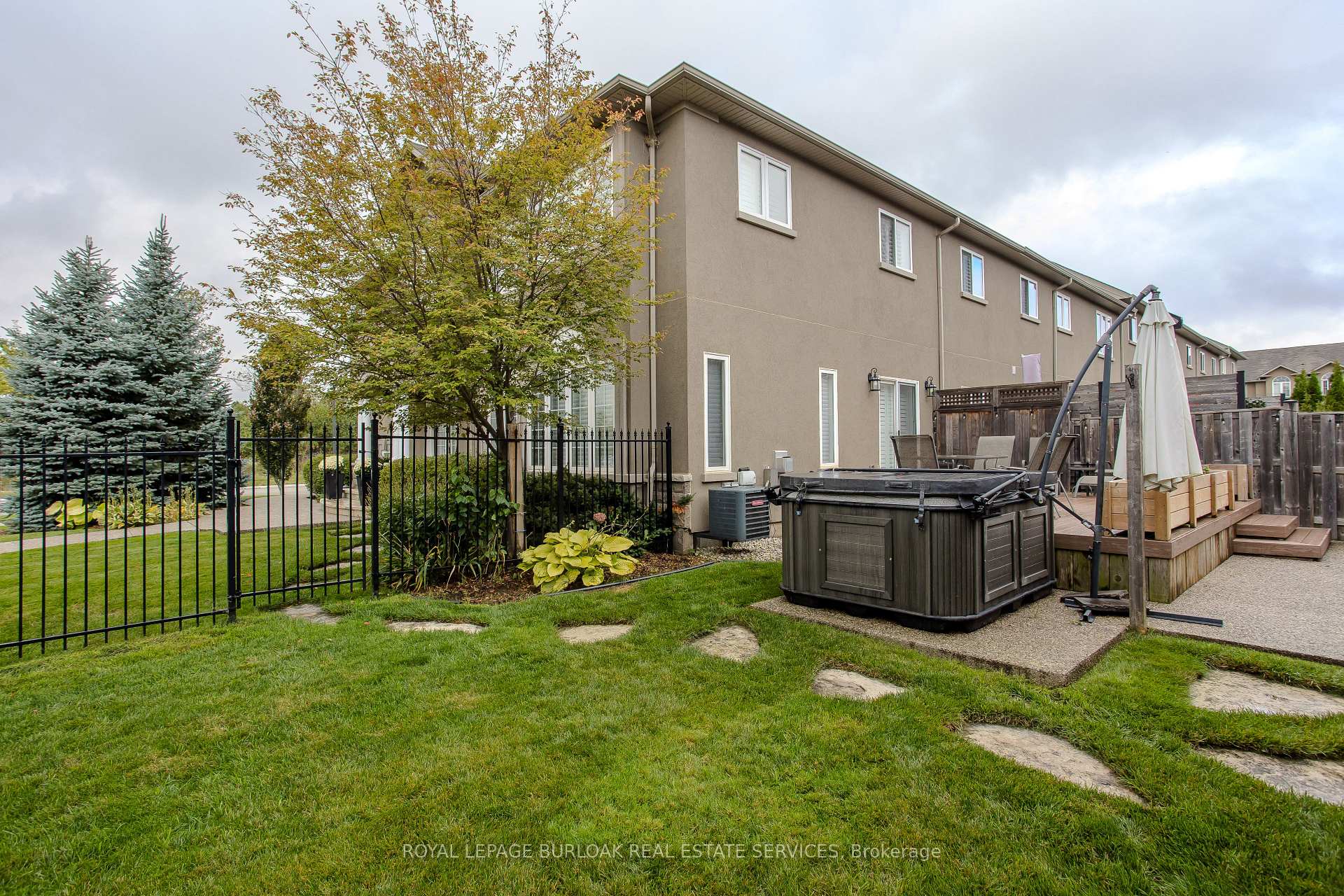 Photo 3 of 68 Mosaic Drive, Hamilton, Waterdown — HOMEH
