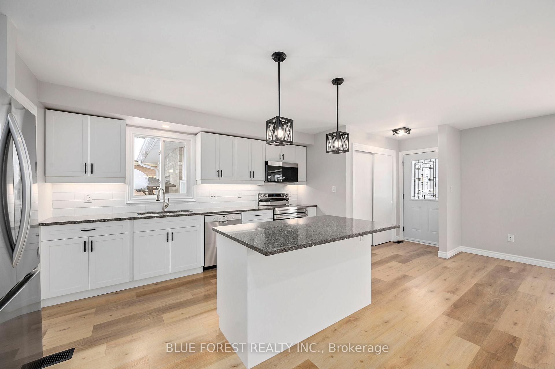 Photo 4 of 69 Park Avenue, St. Thomas — HOMEH