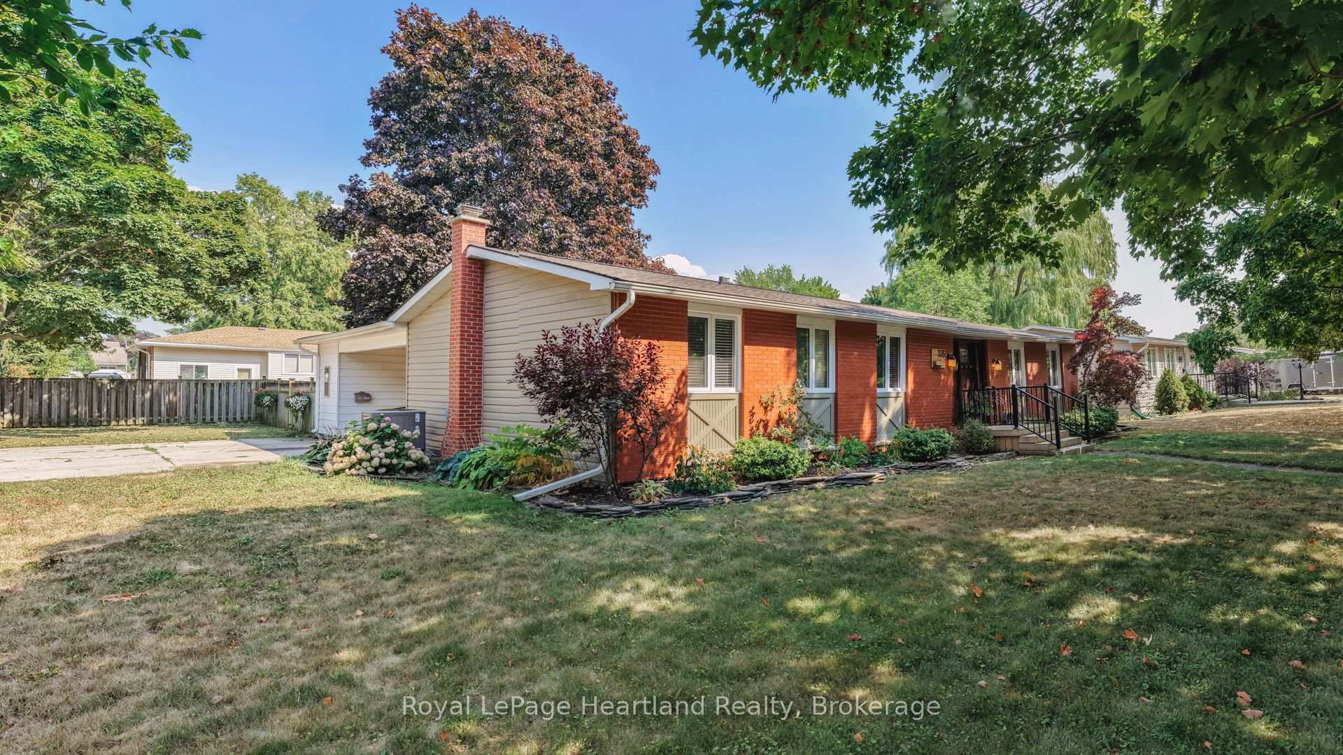 Photo 2 of 335 Oak Street, Goderich, Goderich (Town) — HOMEH