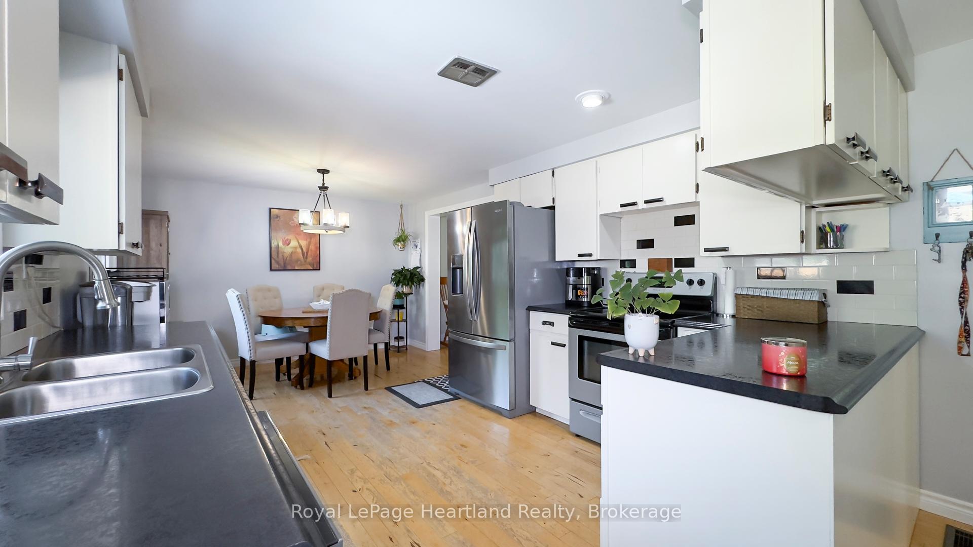 Photo 12 of 335 Oak Street, Goderich, Goderich (Town) — HOMEH