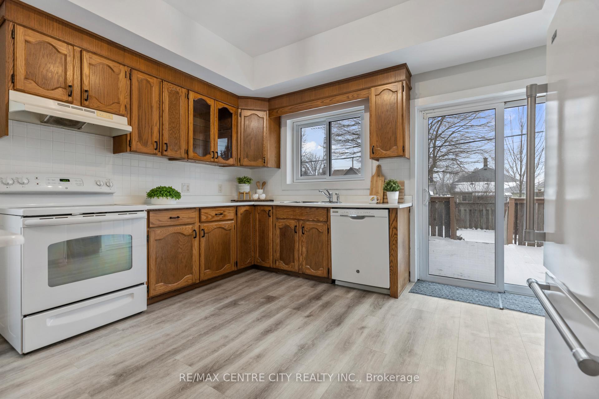 Photo 11 of 82 Manitoba Street, St. Thomas — HOMEH