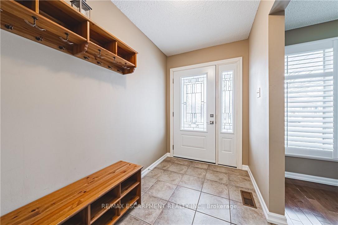Photo 5 of 153 Ravenbury Drive, Hamilton, Randall — HOMEH