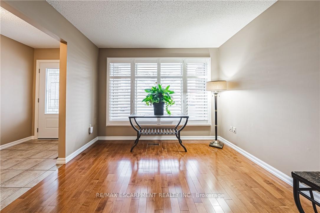 Photo 7 of 153 Ravenbury Drive, Hamilton, Randall — HOMEH
