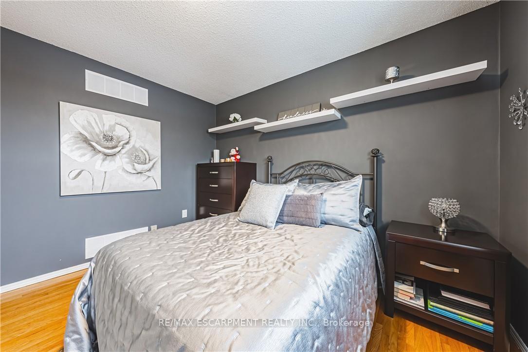 Photo 21 of 153 Ravenbury Drive, Hamilton, Randall — HOMEH