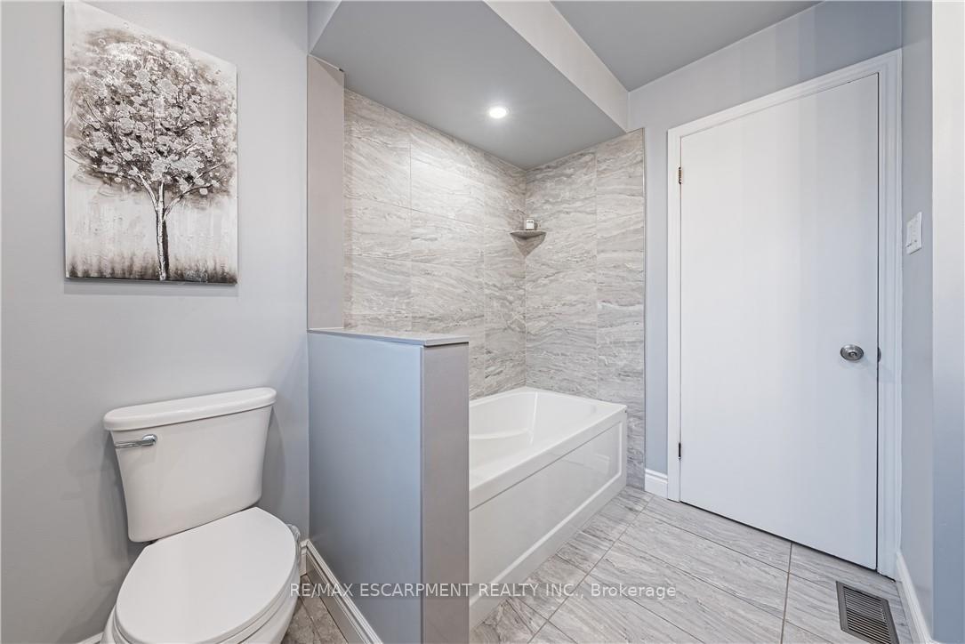 Photo 23 of 153 Ravenbury Drive, Hamilton, Randall — HOMEH