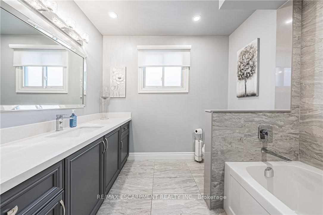 Photo 24 of 153 Ravenbury Drive, Hamilton, Randall — HOMEH