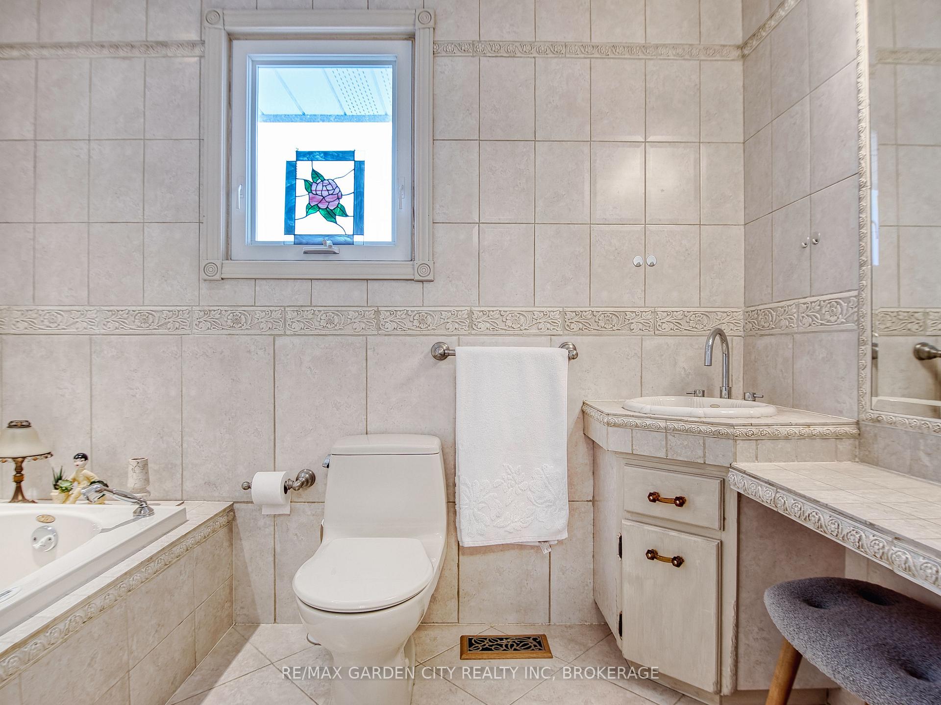 Photo 14 of 13 Shetland Crescent, St. Catharines, E. Chester — HOMEH