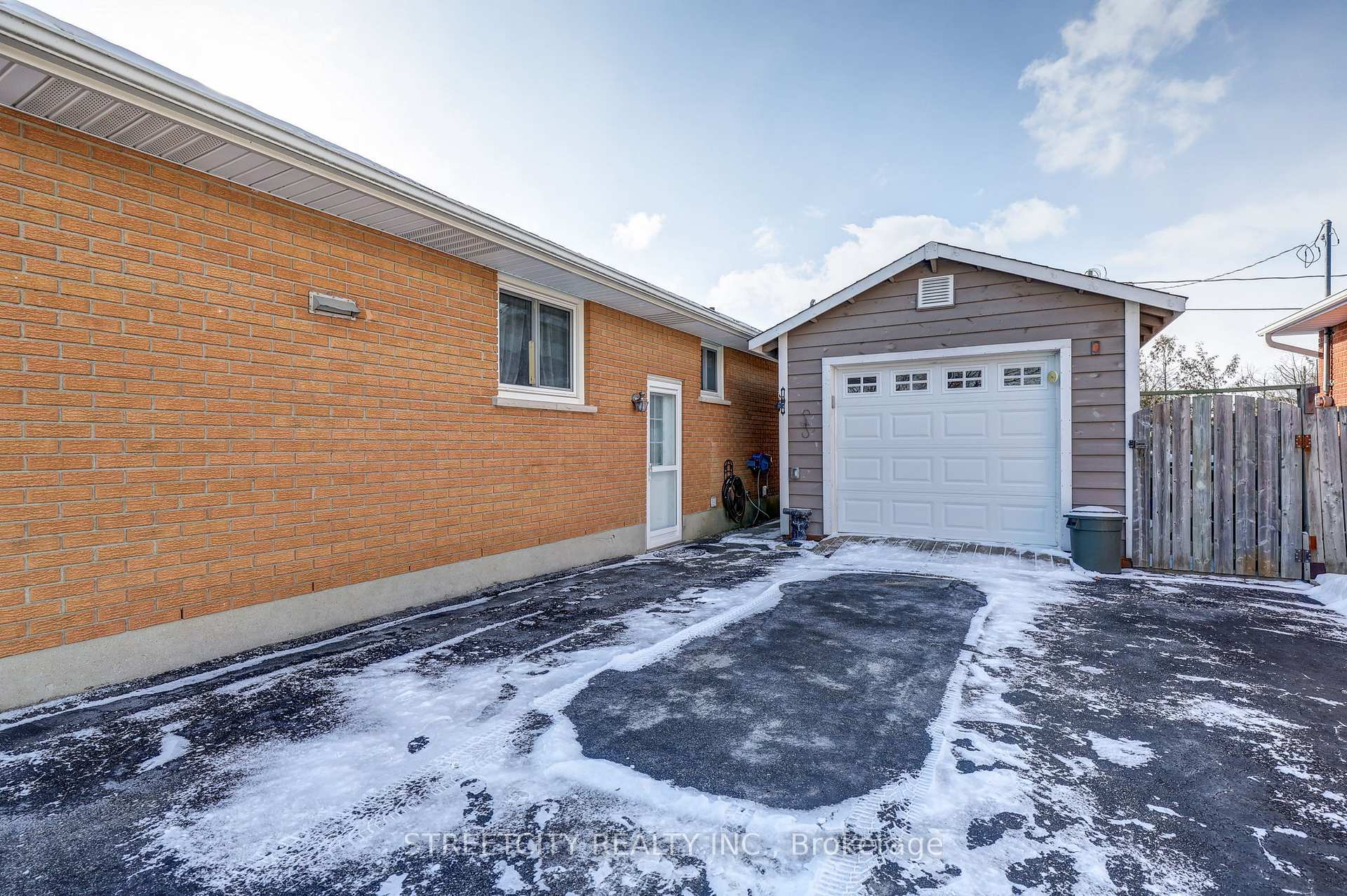 Photo 3 of 123 Lawrence Avenue, St. Thomas — HOMEH