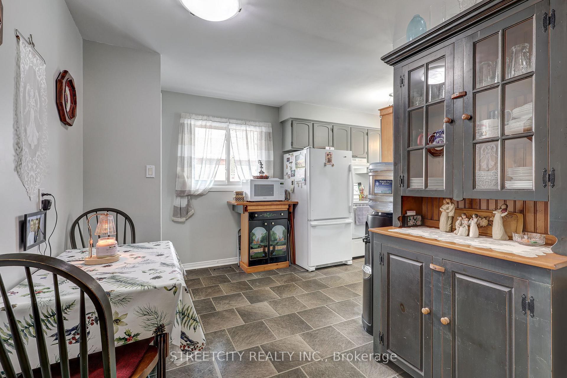 Photo 12 of 123 Lawrence Avenue, St. Thomas — HOMEH