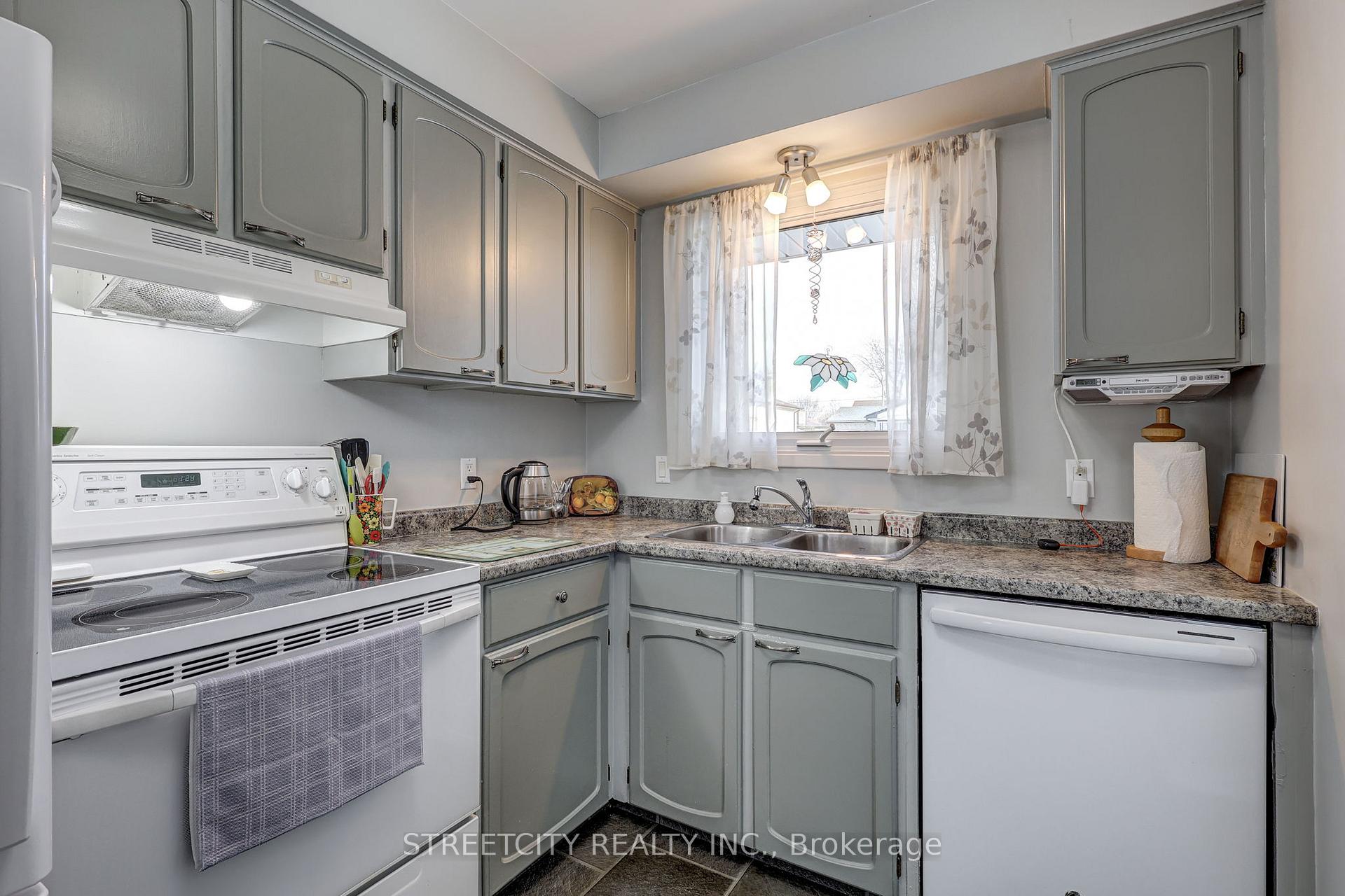 Photo 17 of 123 Lawrence Avenue, St. Thomas — HOMEH