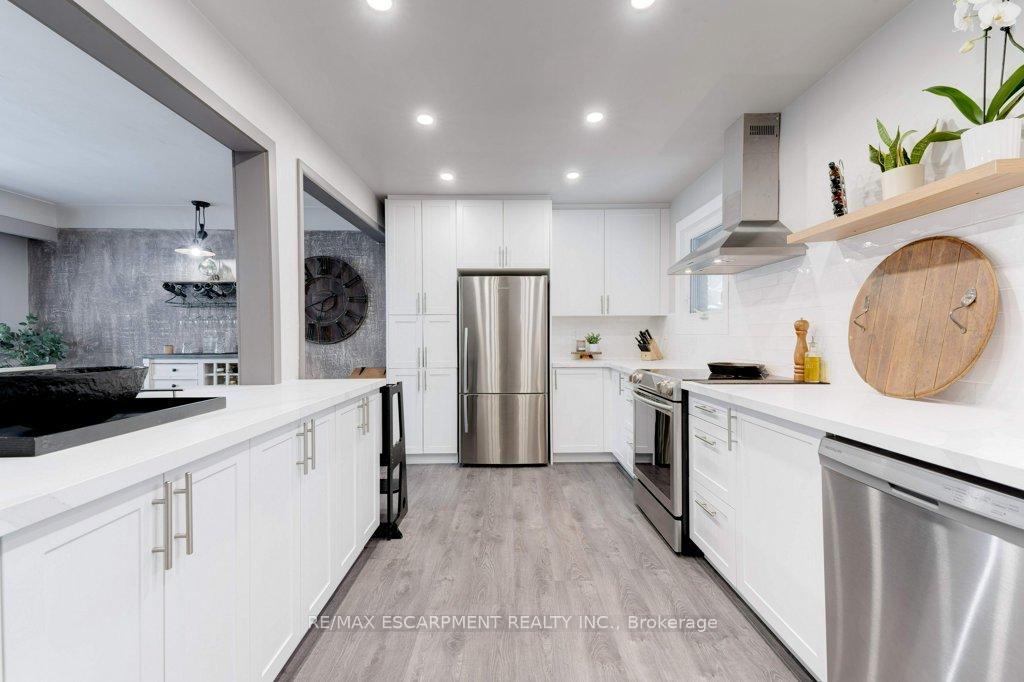 Photo 3 of 156 Columbia Drive, Hamilton, Buchanan — HOMEH