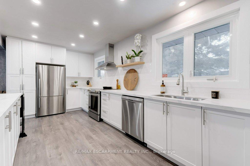 Photo 4 of 156 Columbia Drive, Hamilton, Buchanan — HOMEH