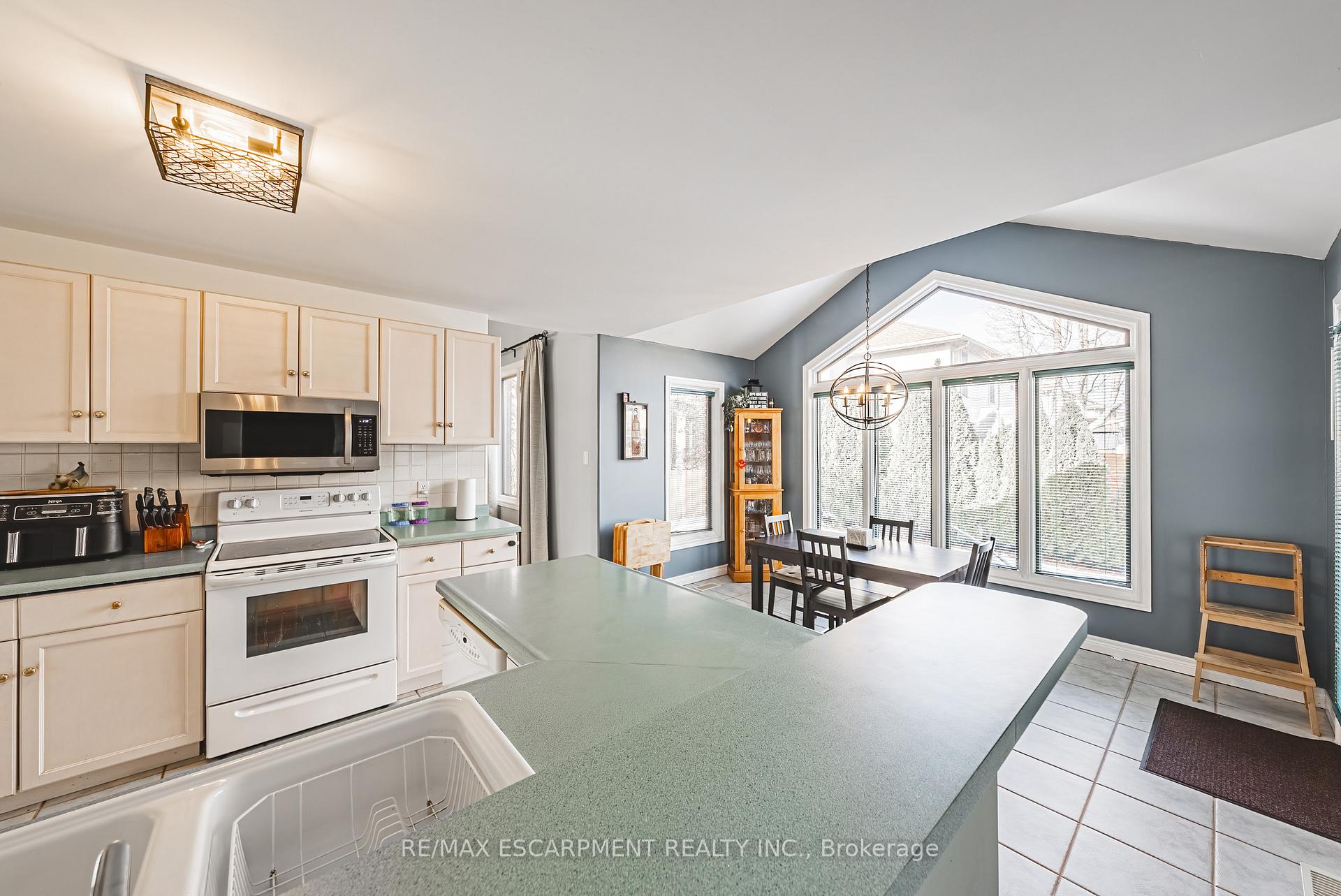 Photo 8 of 48 Riviera Ridge, Hamilton, Winona Park — HOMEH