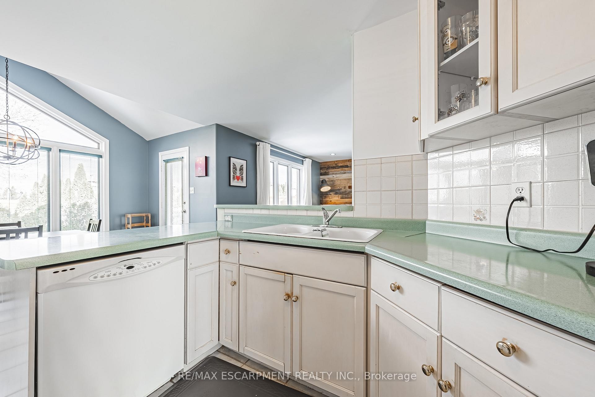Photo 10 of 48 Riviera Ridge, Hamilton, Winona Park — HOMEH