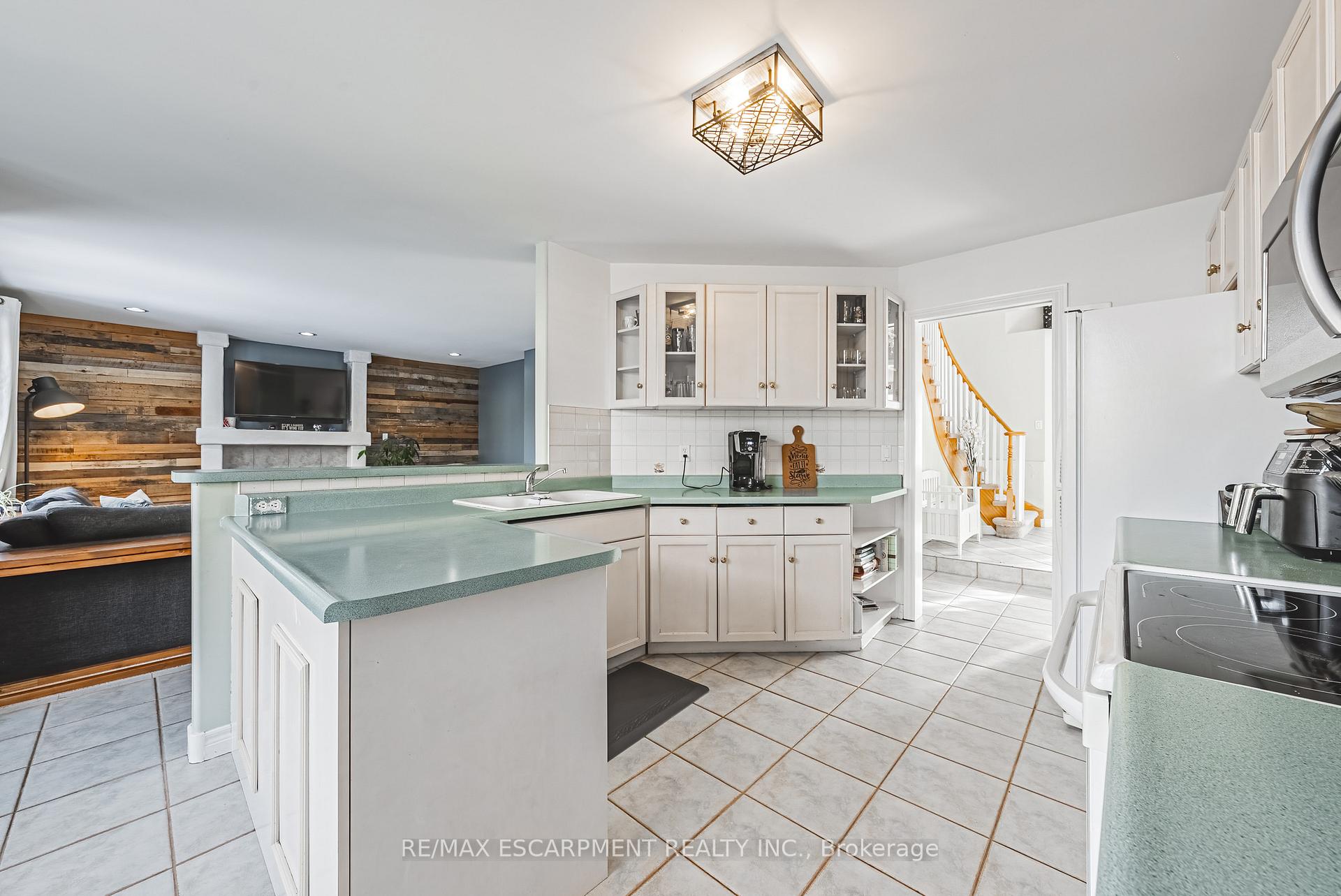 Photo 12 of 48 Riviera Ridge, Hamilton, Winona Park — HOMEH