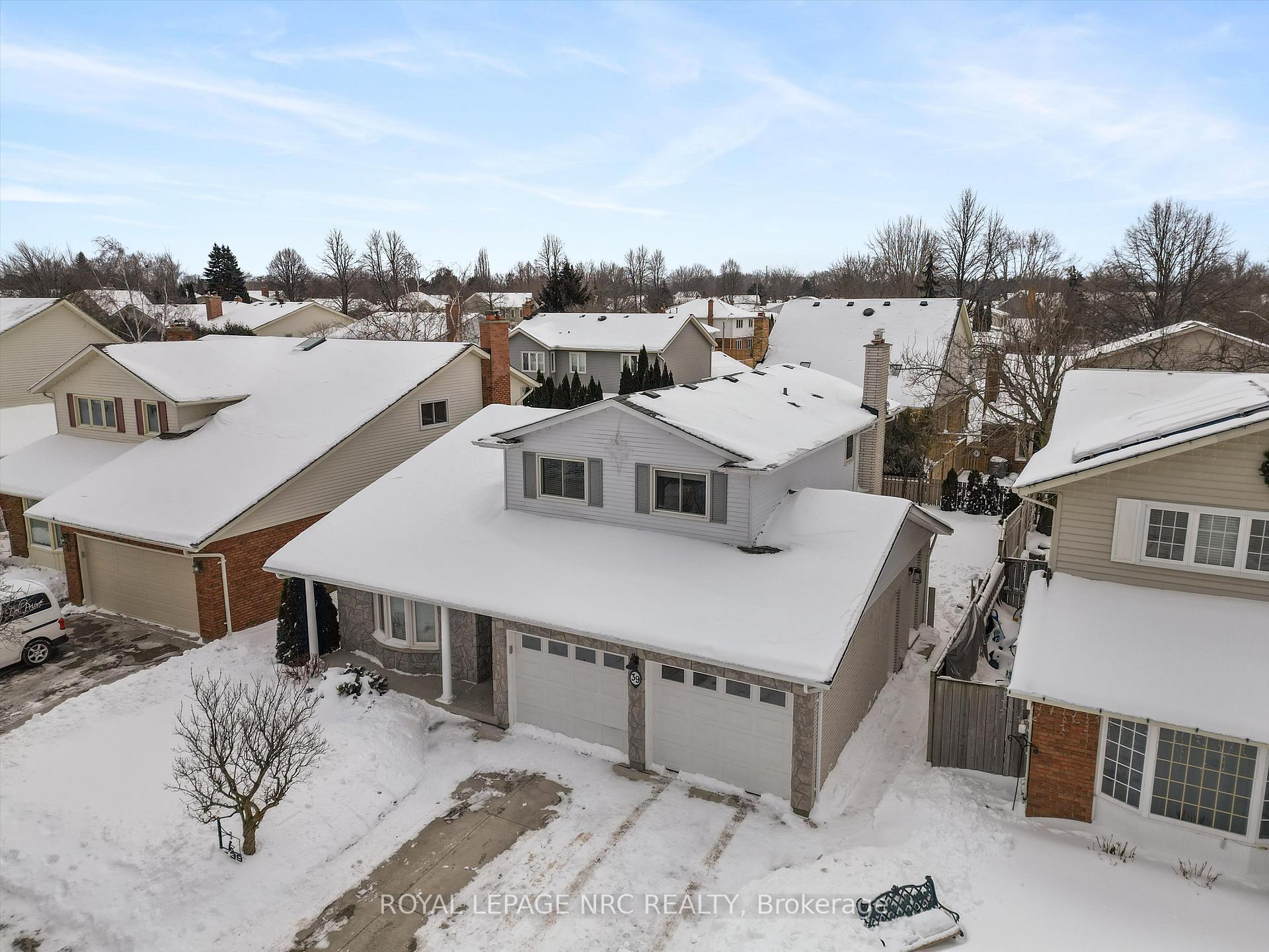Photo 2 of 39 Cole Farm Boulevard, St. Catharines, Port Dalhousie — HOMEH