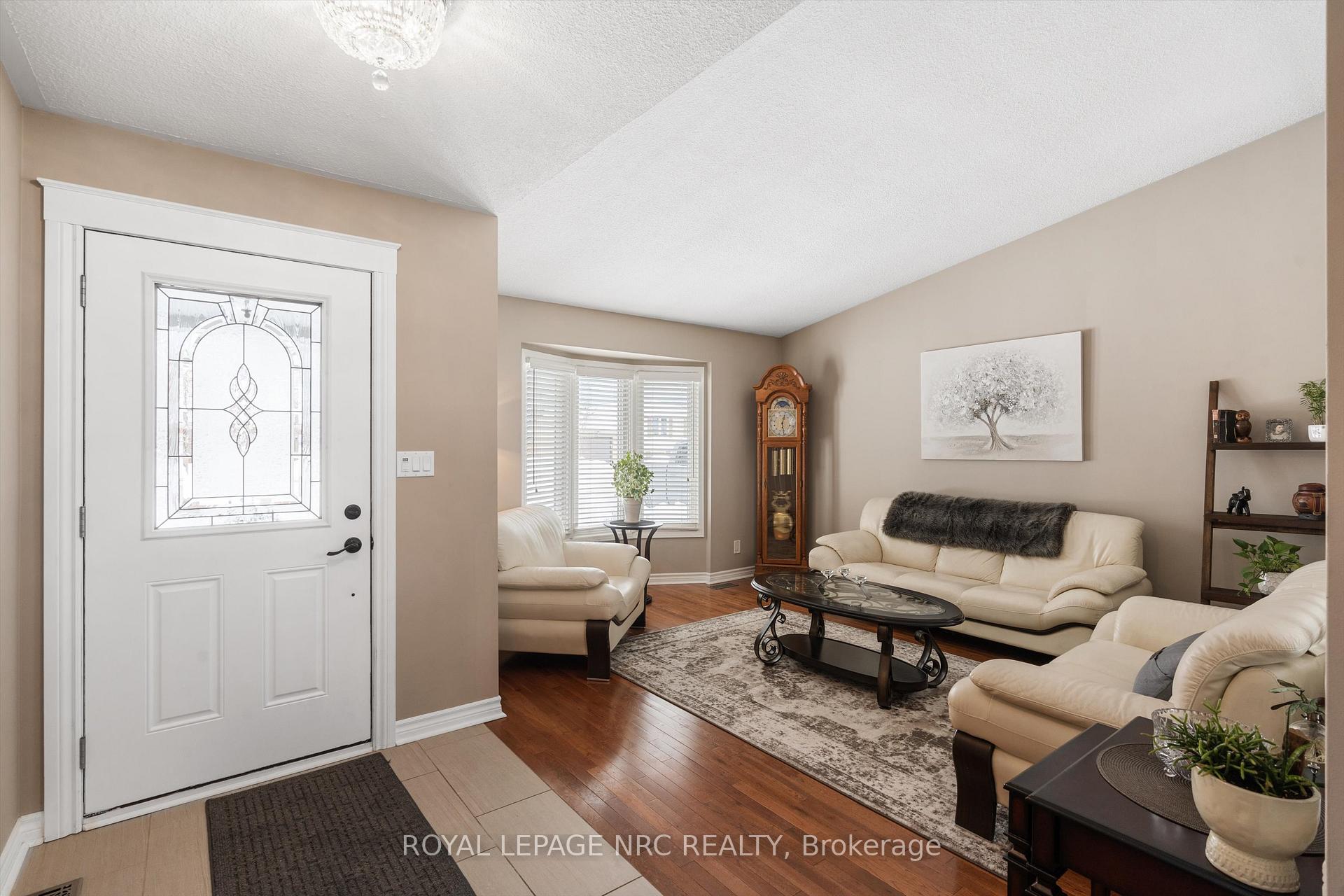 Photo 3 of 39 Cole Farm Boulevard, St. Catharines, Port Dalhousie — HOMEH