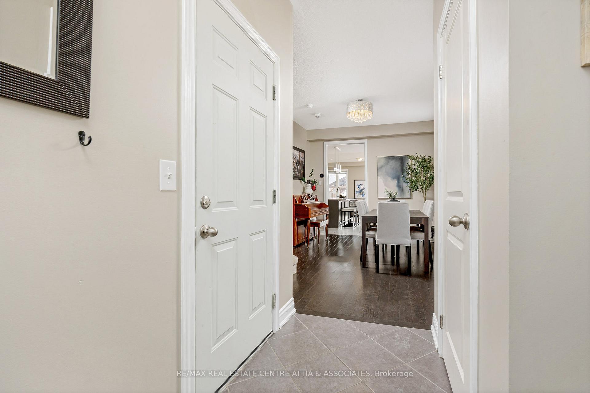 Photo 8 of 104 Narbonne Crescent, Hamilton, Stoney Creek Mountain — HOMEH