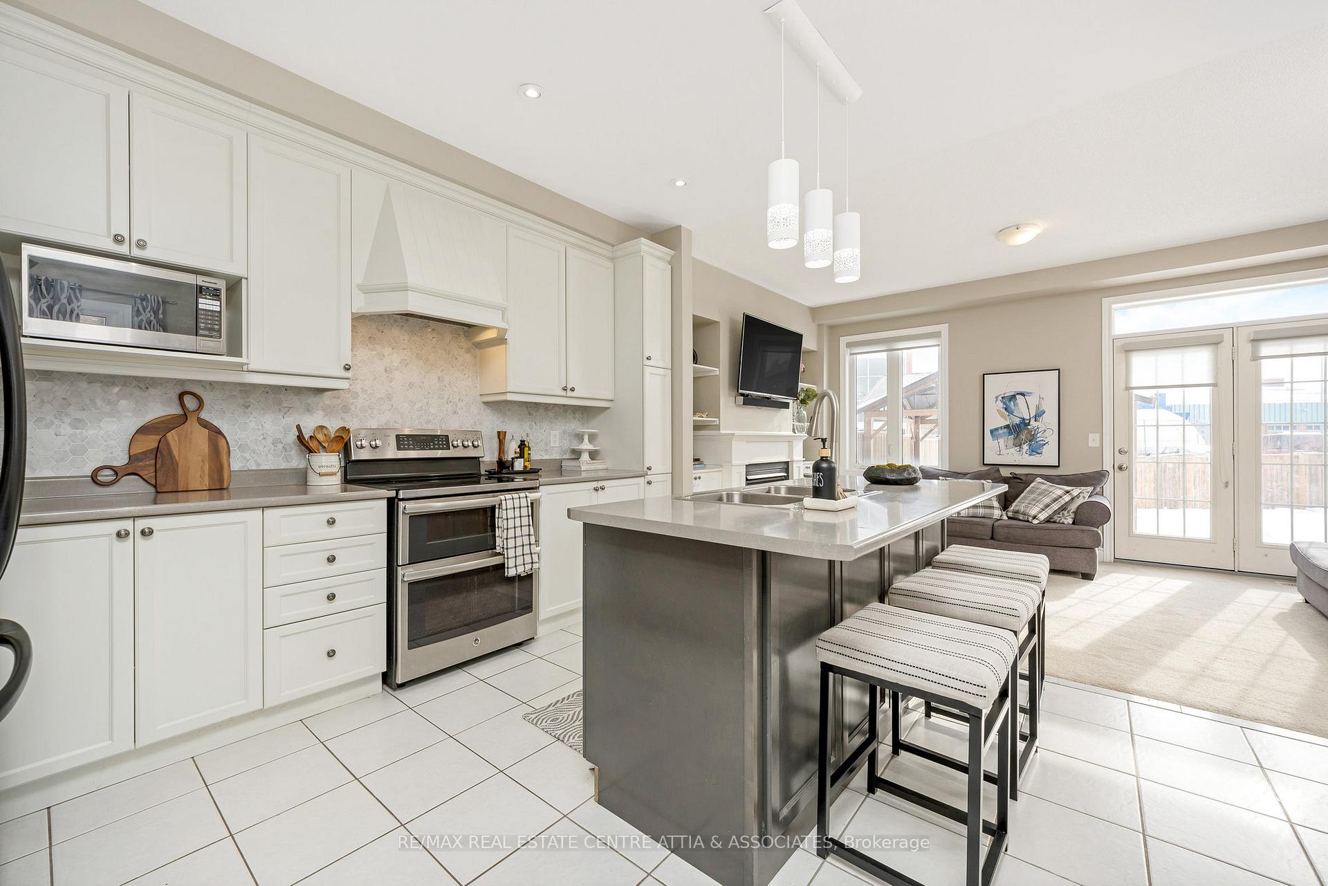 Photo 13 of 104 Narbonne Crescent, Hamilton, Stoney Creek Mountain — HOMEH