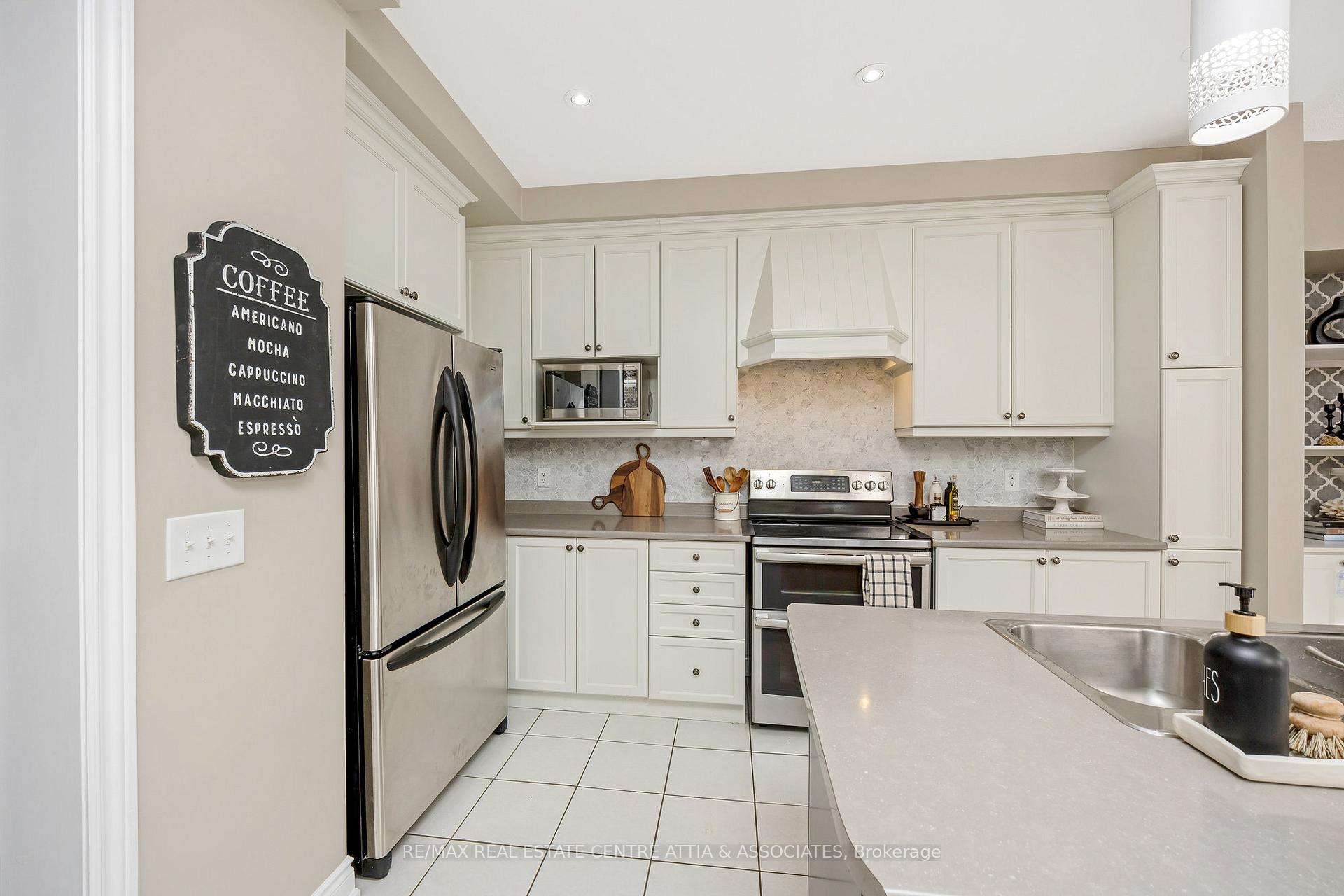 Photo 14 of 104 Narbonne Crescent, Hamilton, Stoney Creek Mountain — HOMEH