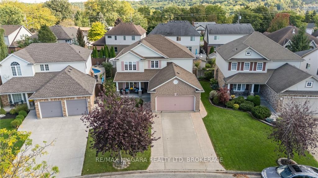 Photo 3 of 31 Graves Crescent, St. Catharines, Rykert/Vansickle — HOMEH