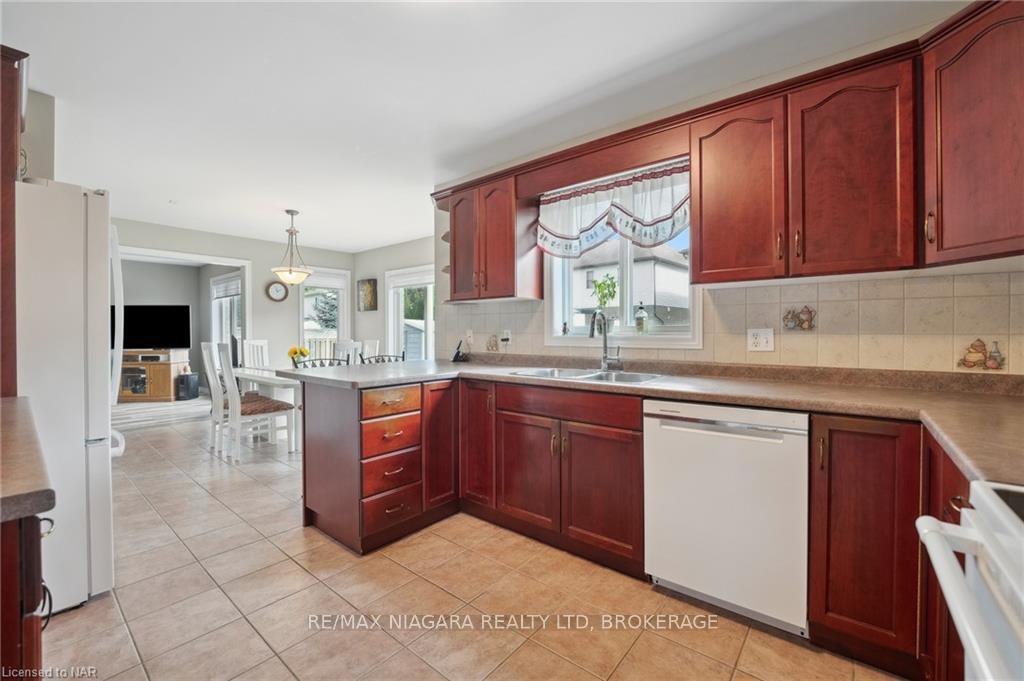 Photo 14 of 31 Graves Crescent, St. Catharines, Rykert/Vansickle — HOMEH