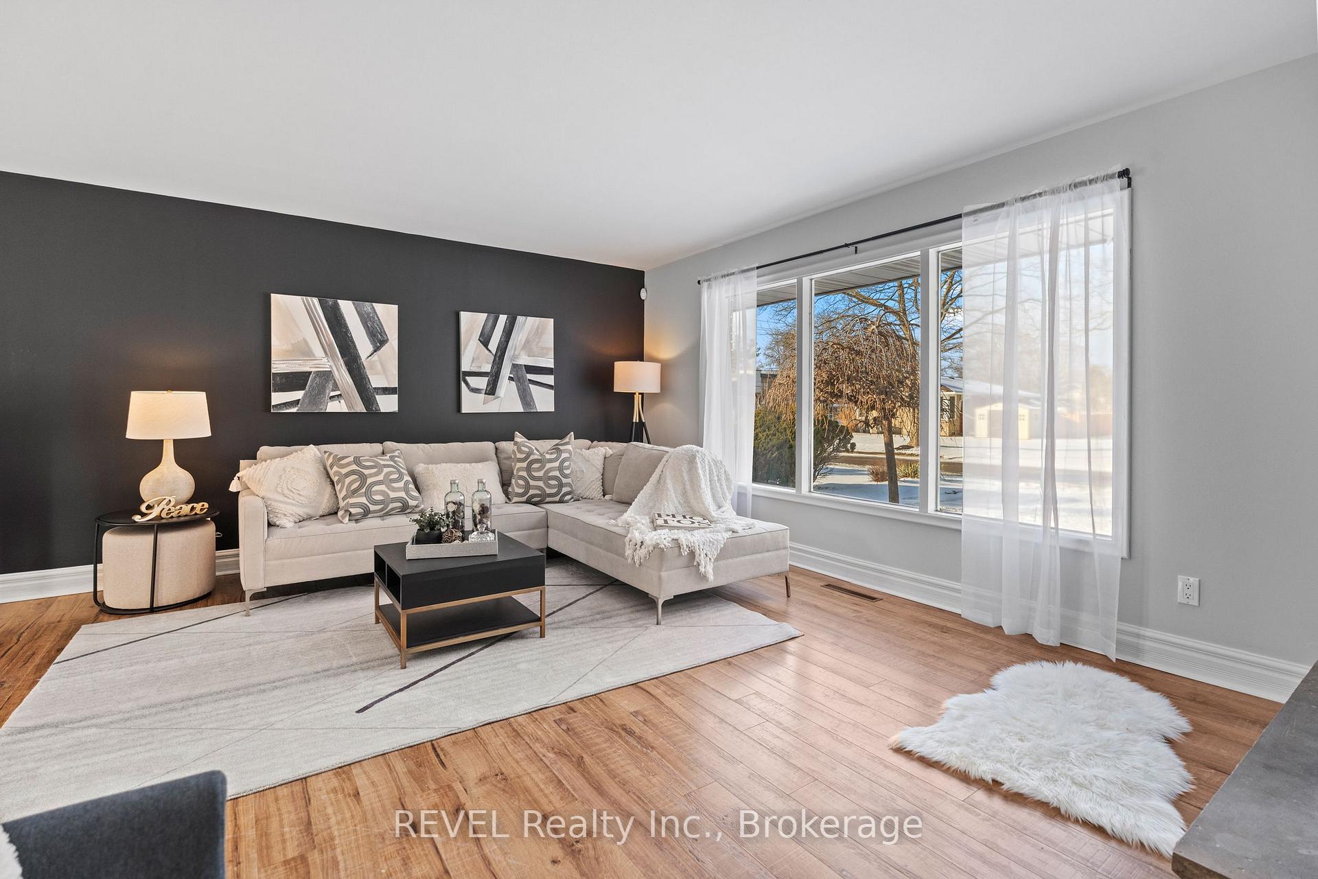 Photo 2 of 4 Lochinvar Drive, St. Catharines, Glendale/Glenridge — HOMEH