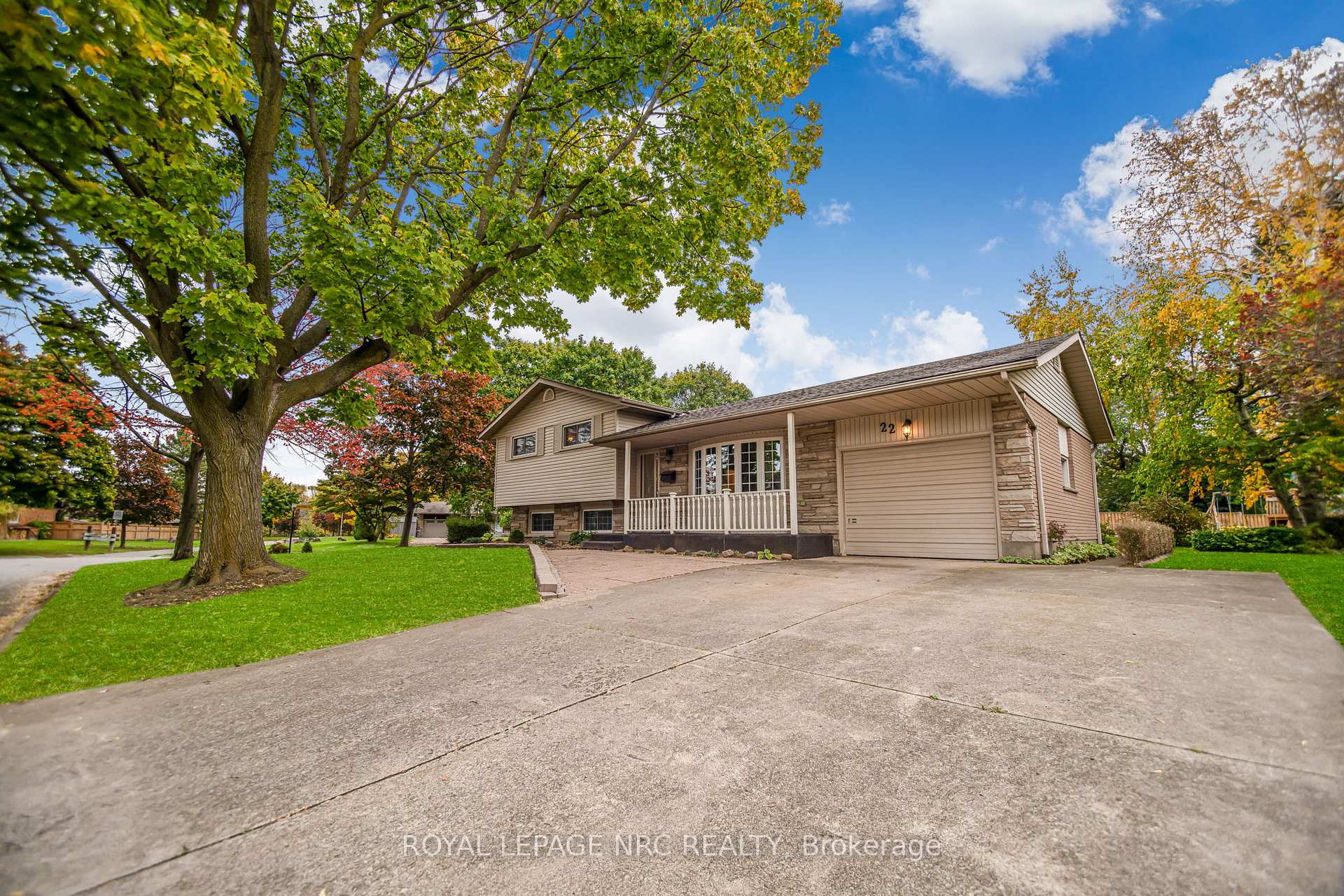 Photo 2 of 22 Rosemount Avenue, St. Catharines, Vine/Linwell — HOMEH