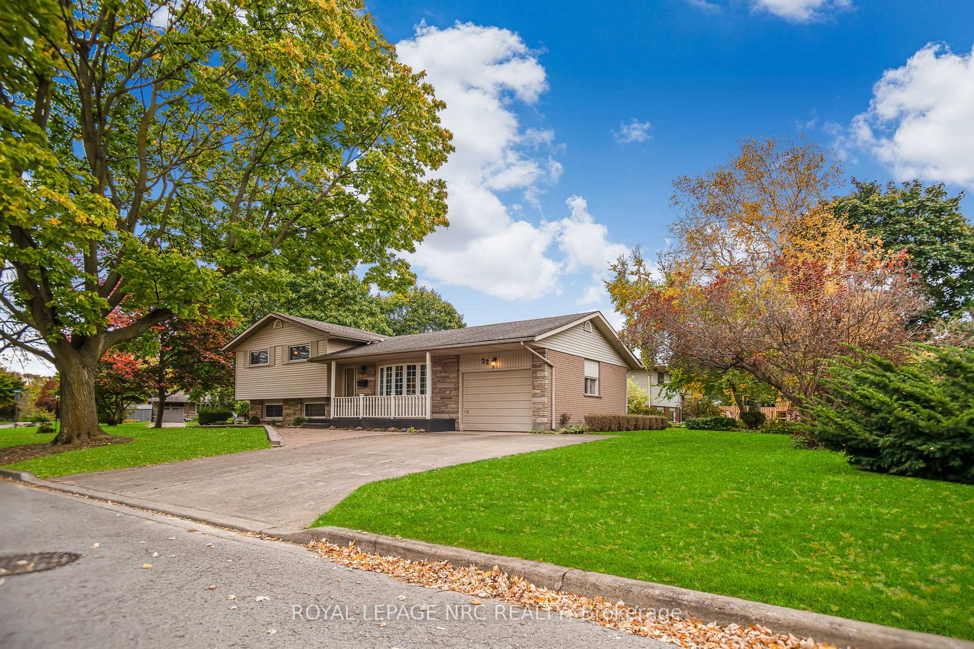 Photo 3 of 22 Rosemount Avenue, St. Catharines, Vine/Linwell — HOMEH