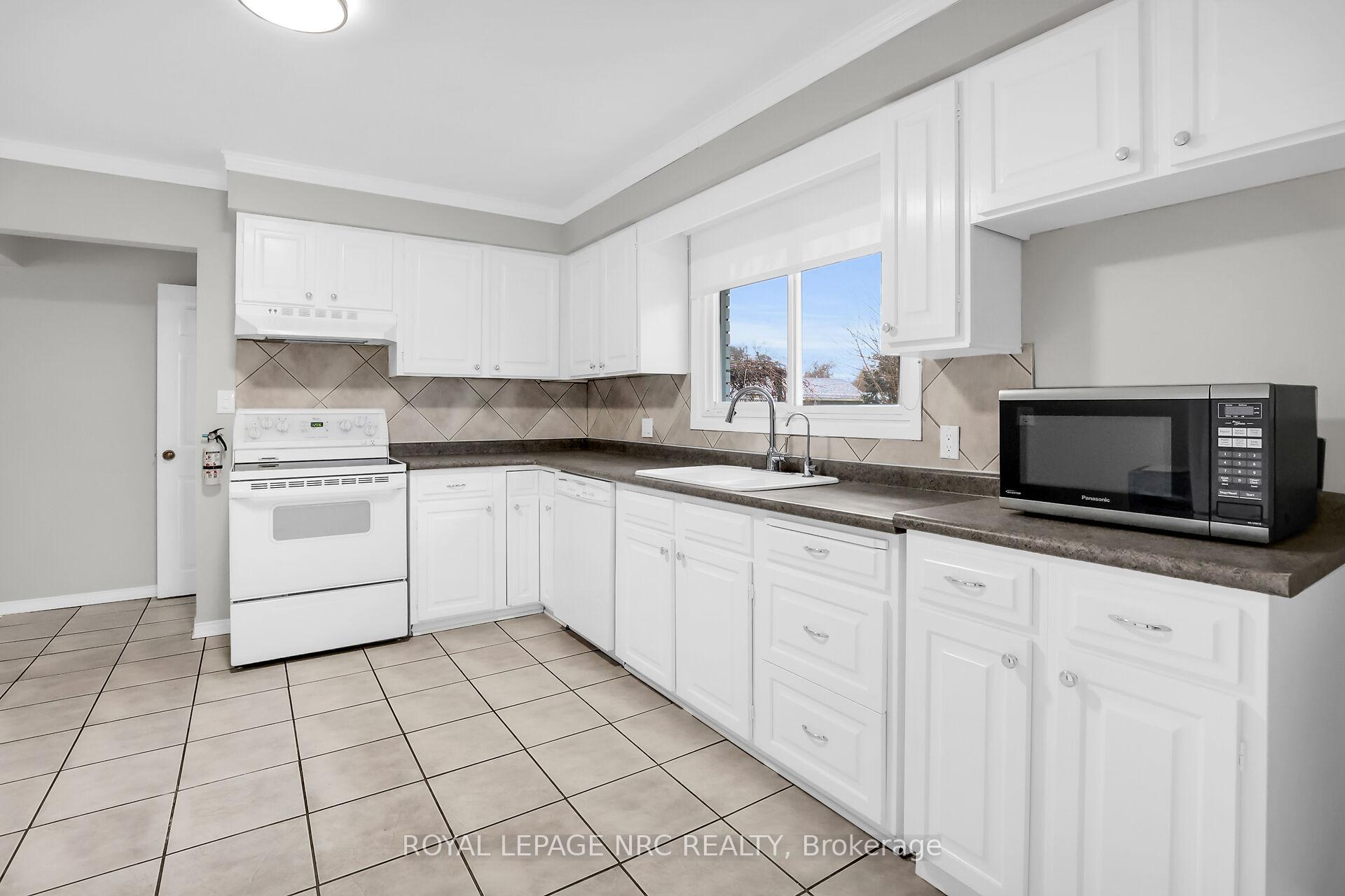 Photo 13 of 21 Beacon Hill Drive, St. Catharines, Burleigh Hill — HOMEH