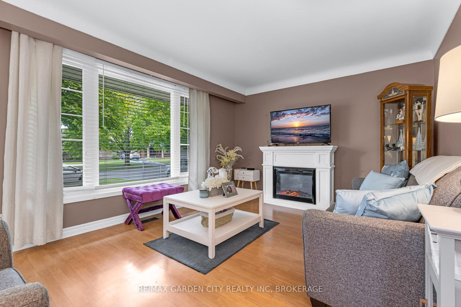 Photo 5 of 40 Densgrove Drive, St. Catharines, Vine/Linwell — HOMEH