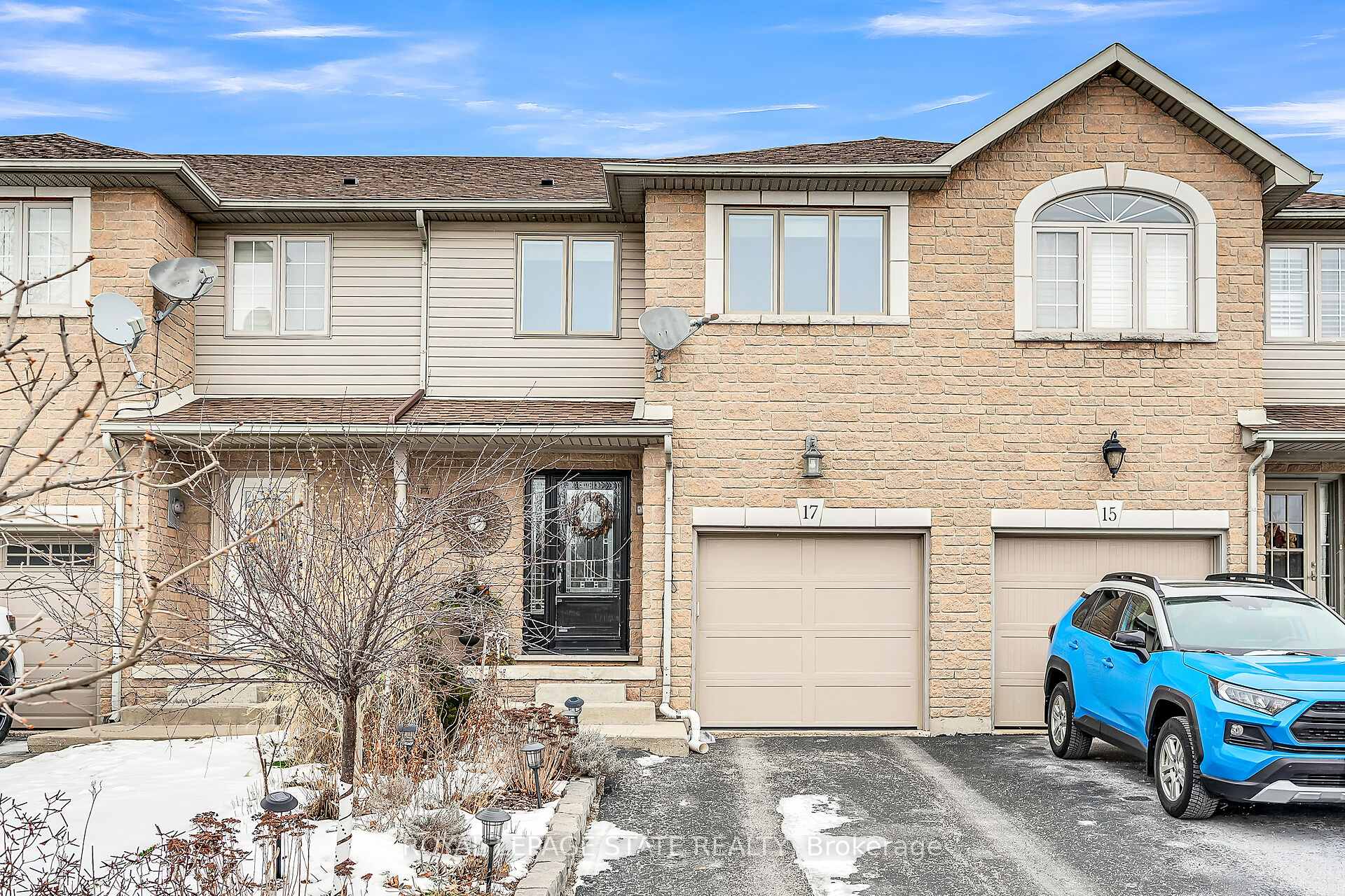 Photo 1 of 17 Sunters Court, Hamilton, Ancaster — HOMEH
