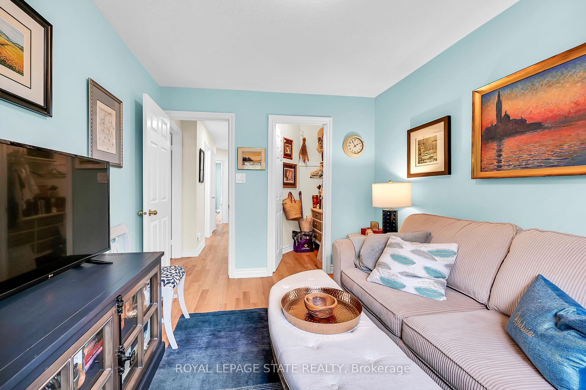 Photo 13 of 17 Sunters Court, Hamilton, Ancaster — HOMEH
