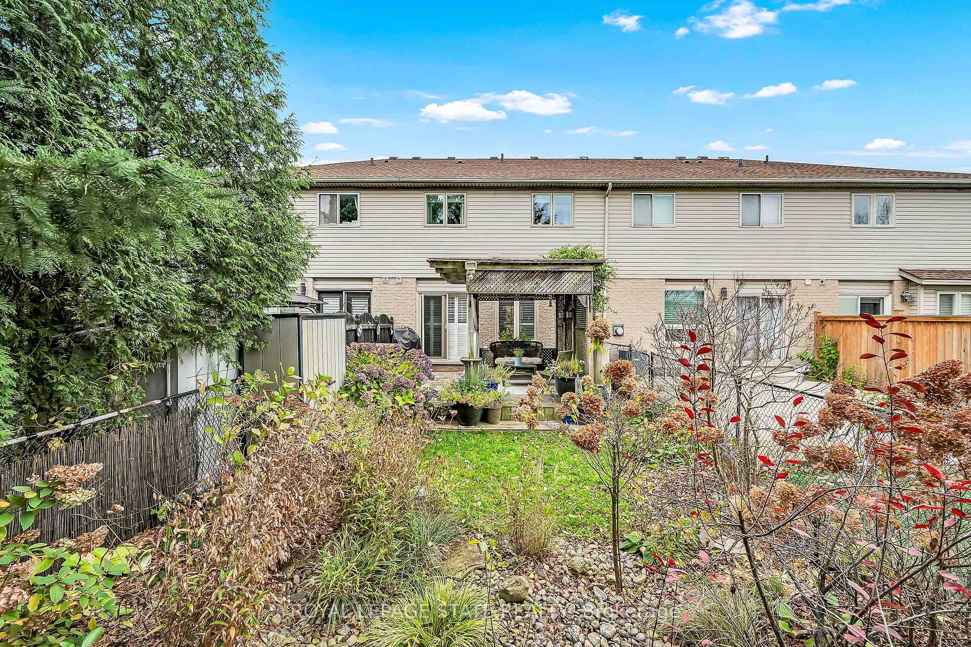 Photo 19 of 17 Sunters Court, Hamilton, Ancaster — HOMEH