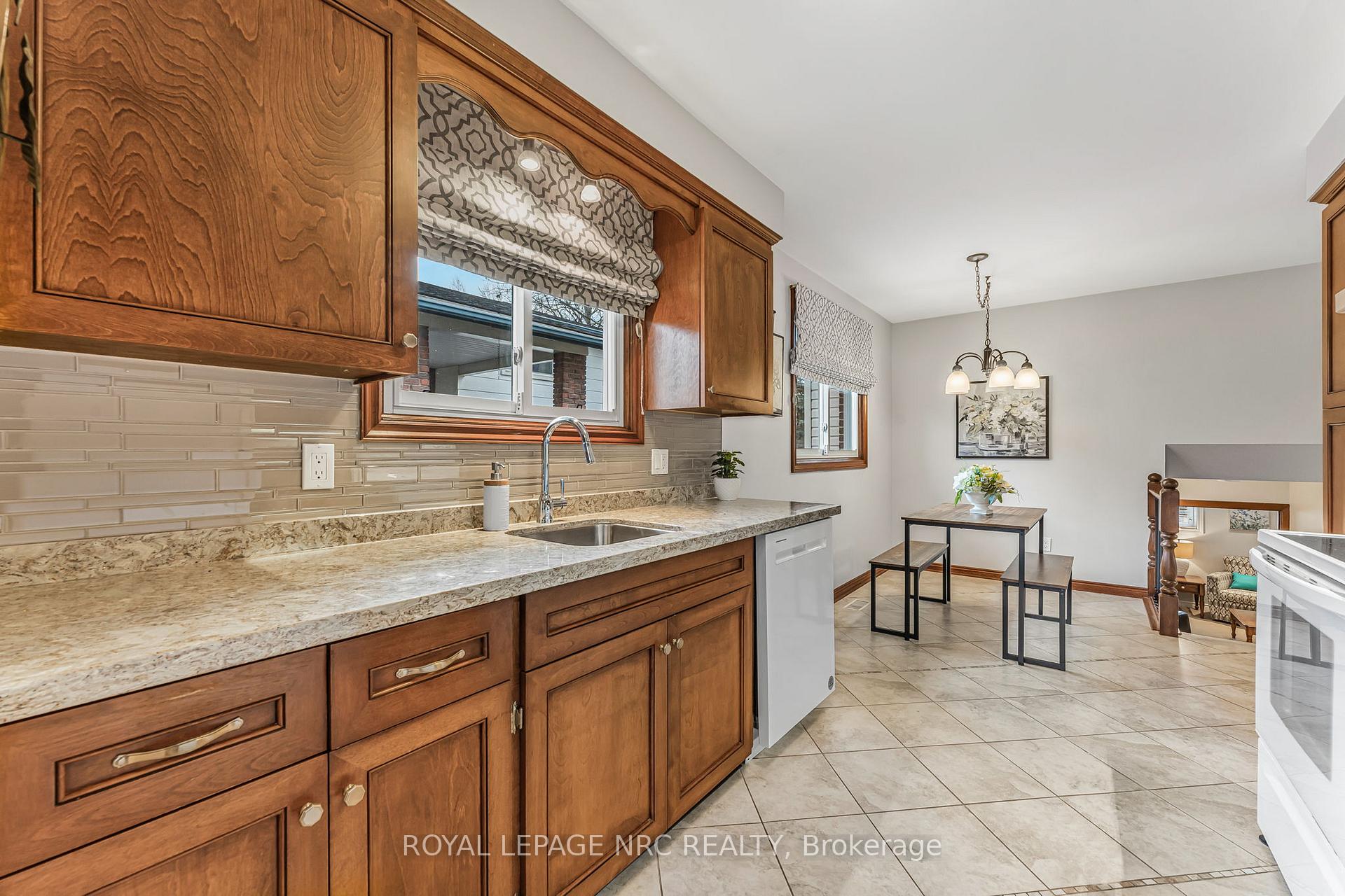 Photo 10 of 58 Woodrow Street, St. Catharines, Secord Woods — HOMEH