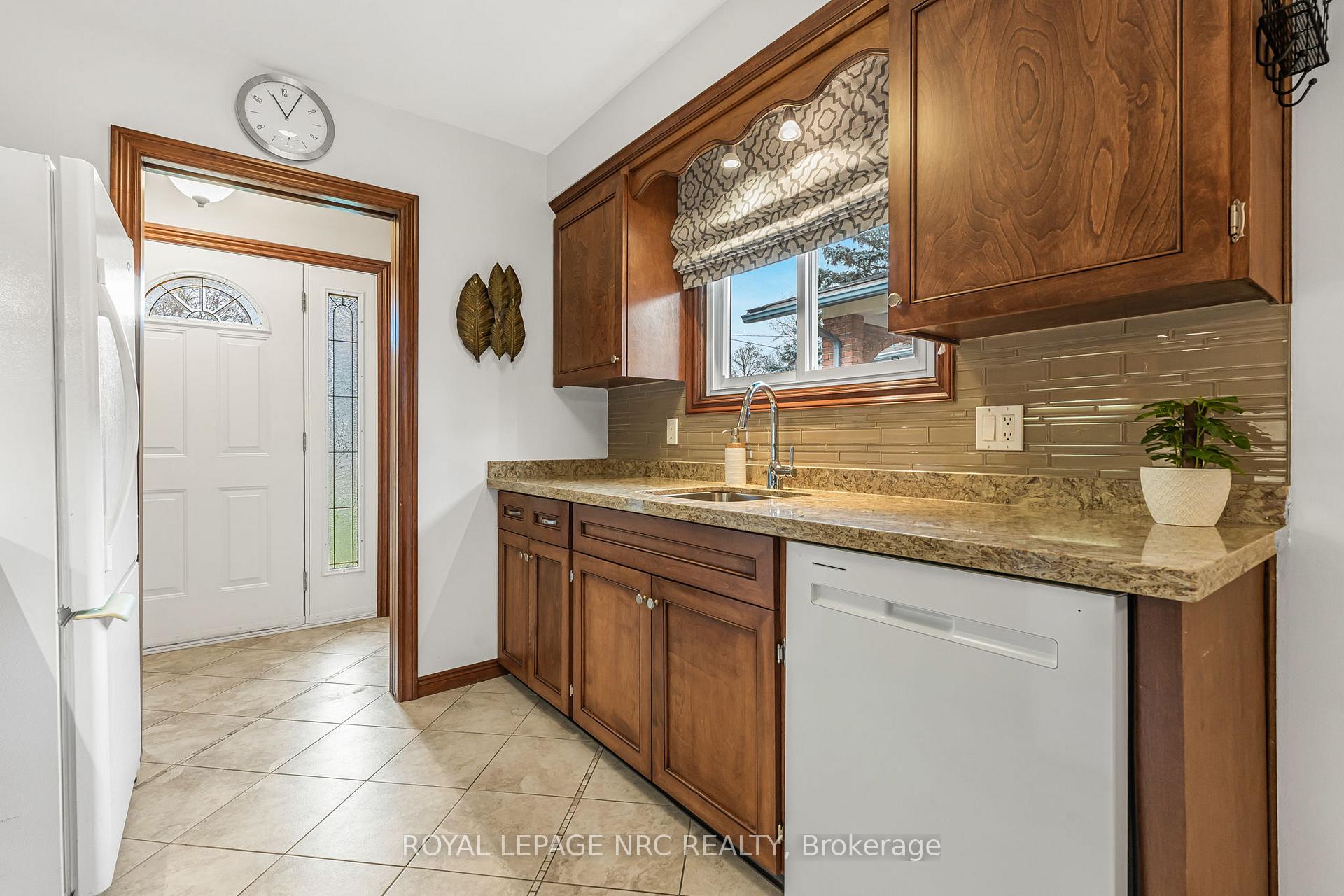Photo 12 of 58 Woodrow Street, St. Catharines, Secord Woods — HOMEH