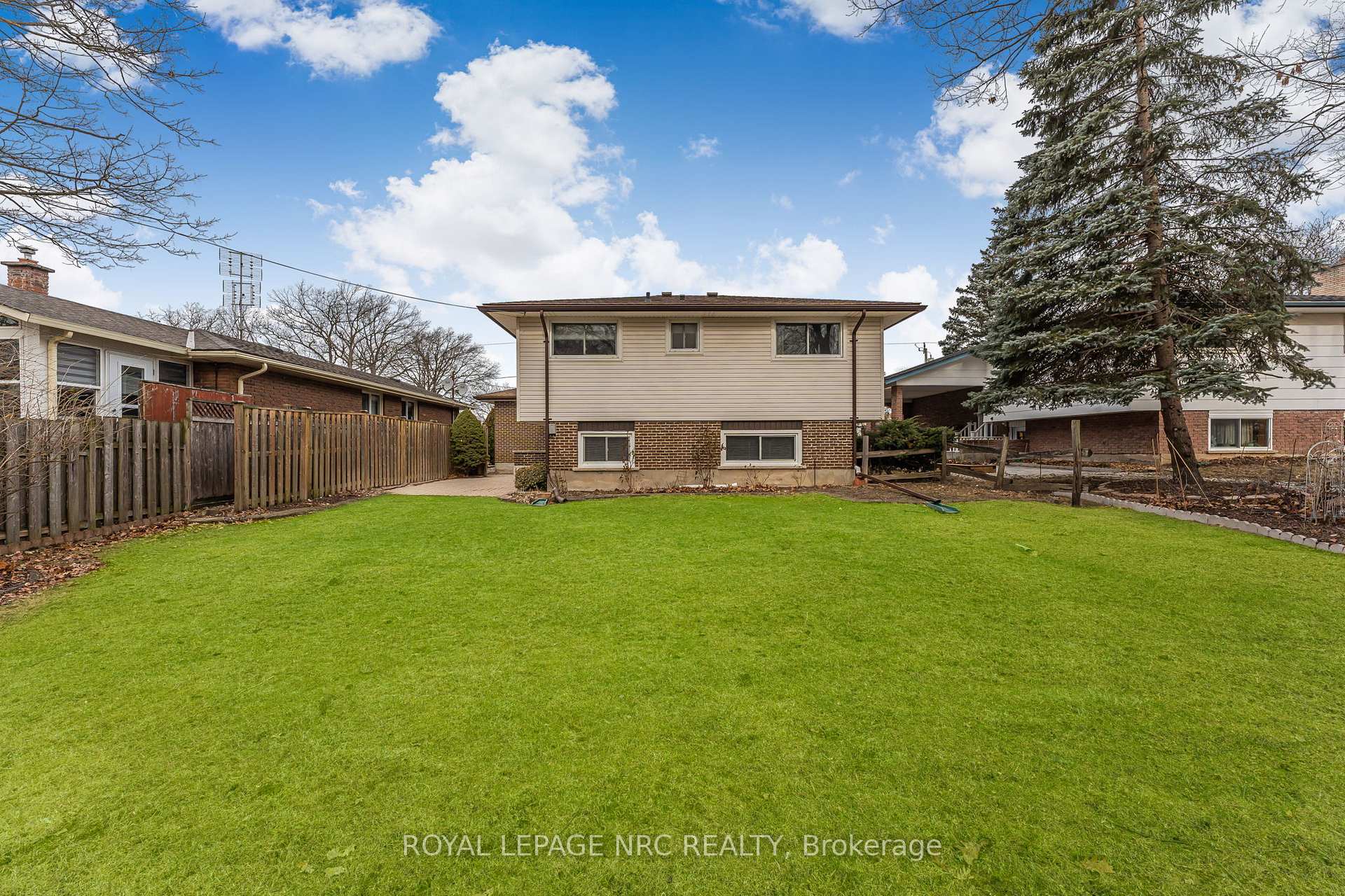 Photo 35 of 58 Woodrow Street, St. Catharines, Secord Woods — HOMEH