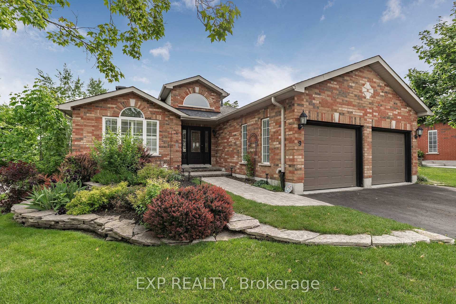 Photo 1 of 9 Pacific Avenue, Barrie, Little Lake — HOMEH