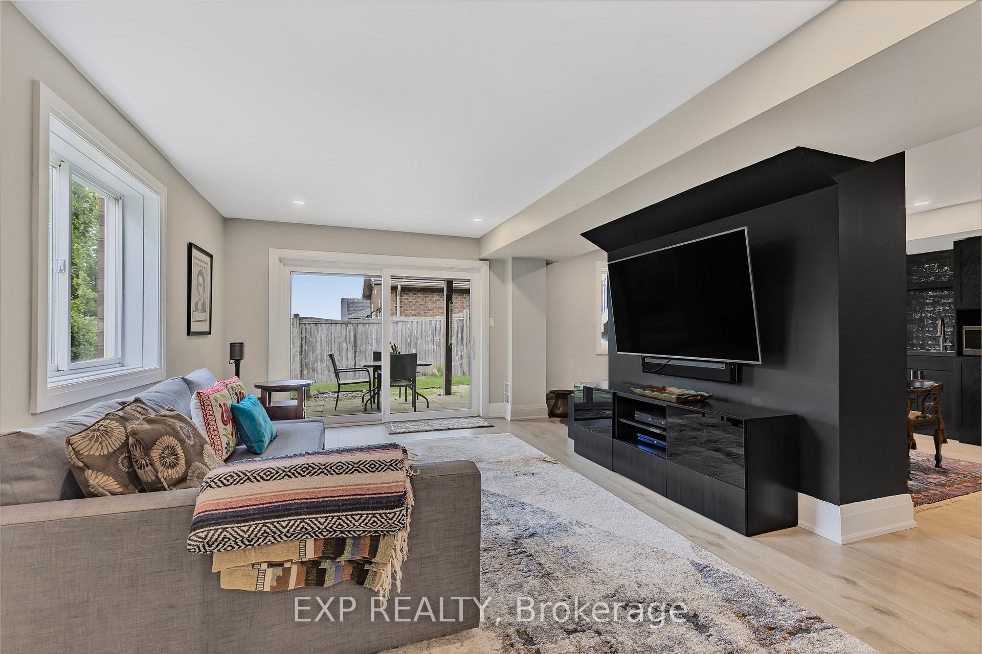 Photo 37 of 9 Pacific Avenue, Barrie, Little Lake — HOMEH