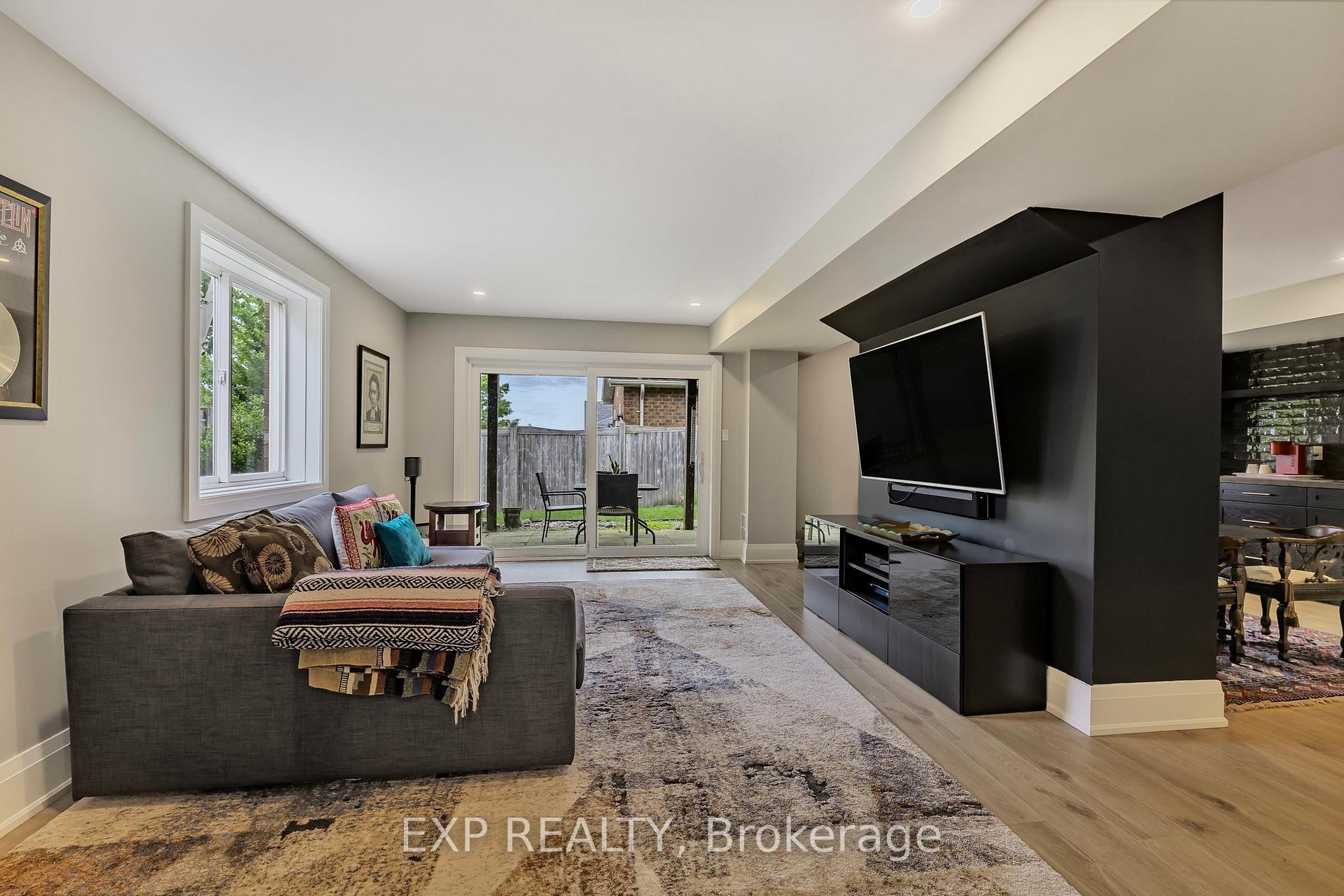 Photo 44 of 9 Pacific Avenue, Barrie, Little Lake — HOMEH