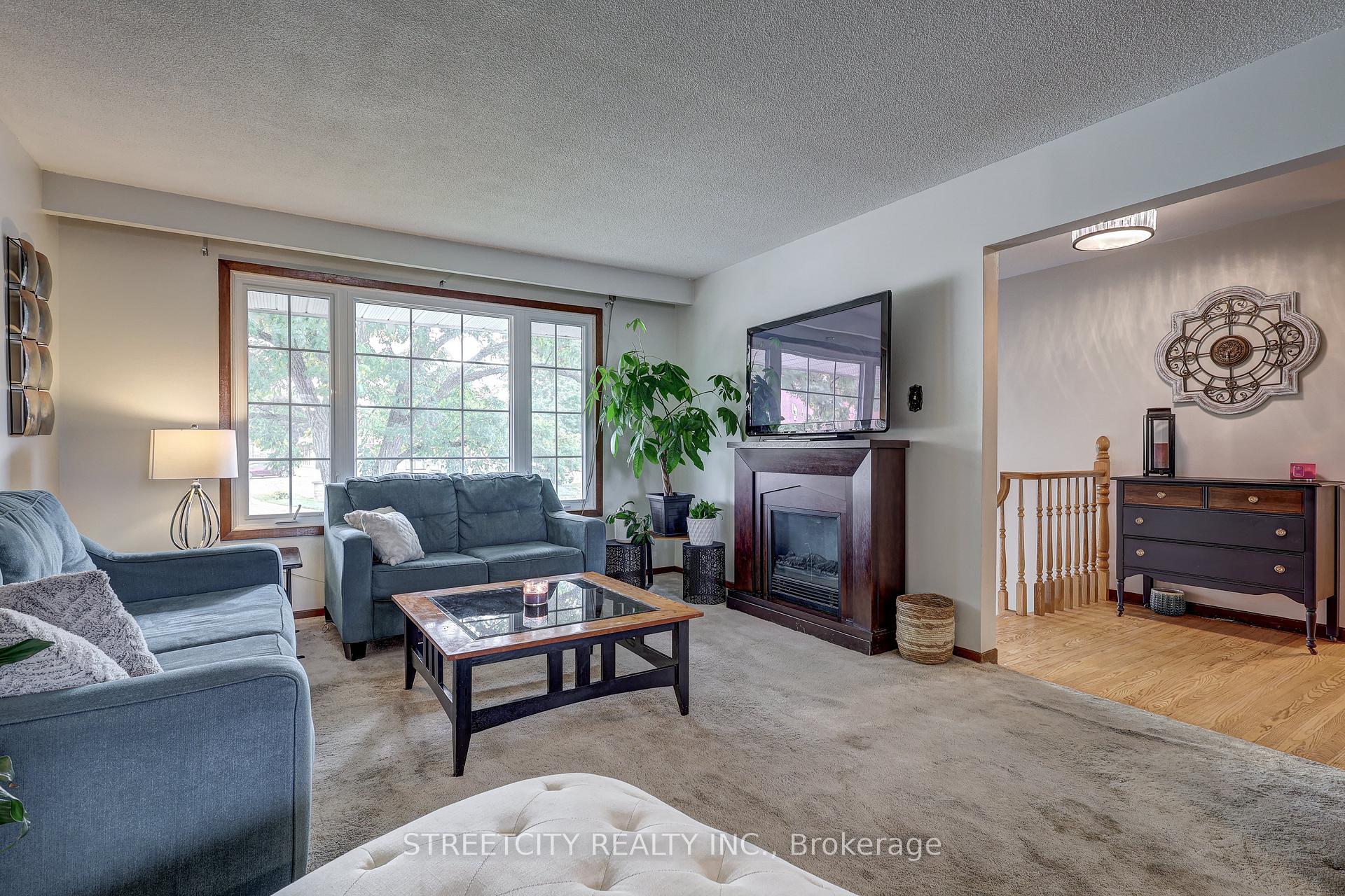 Photo 11 of 105 Confederation Drive, St. Thomas — HOMEH