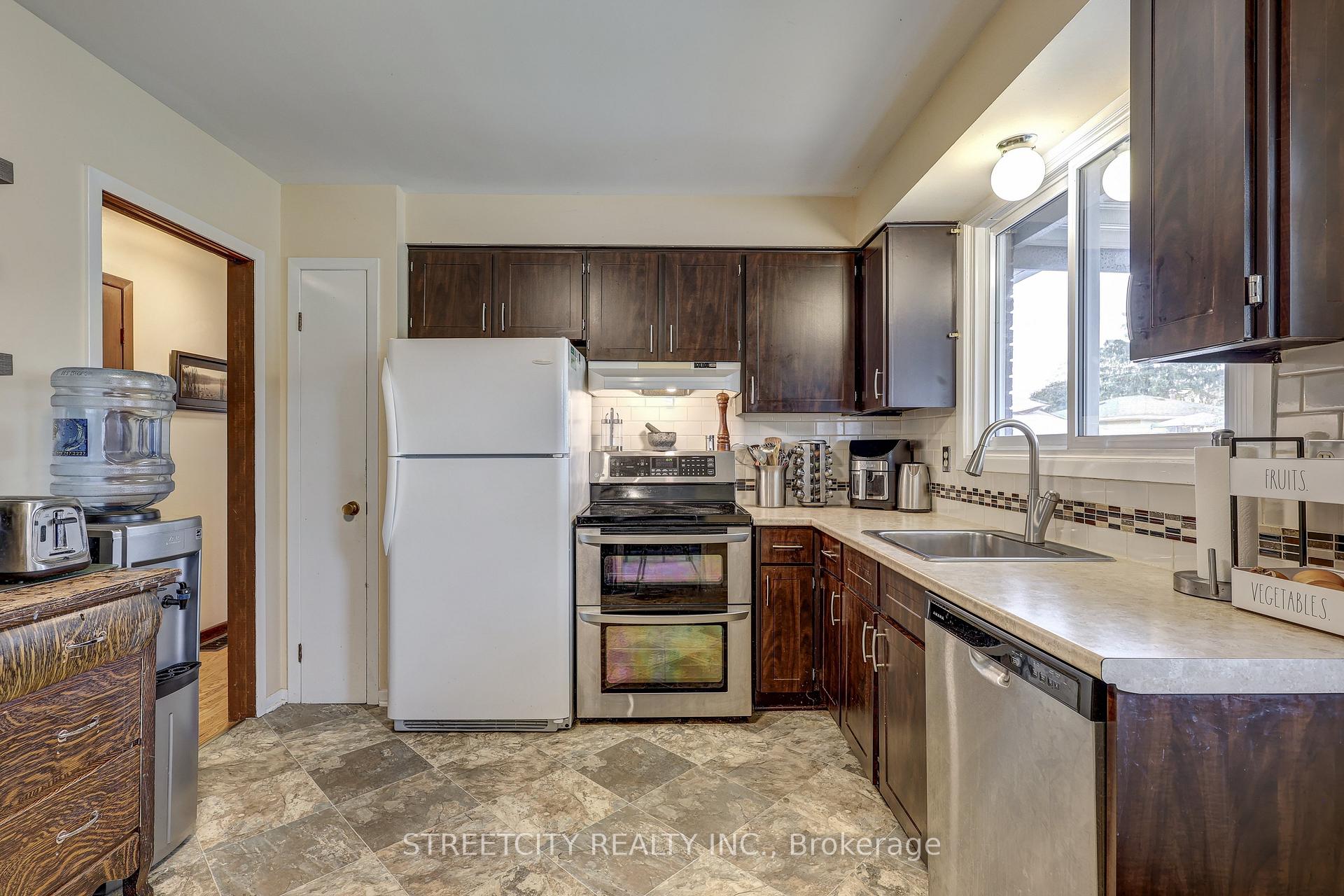 Photo 16 of 105 Confederation Drive, St. Thomas — HOMEH