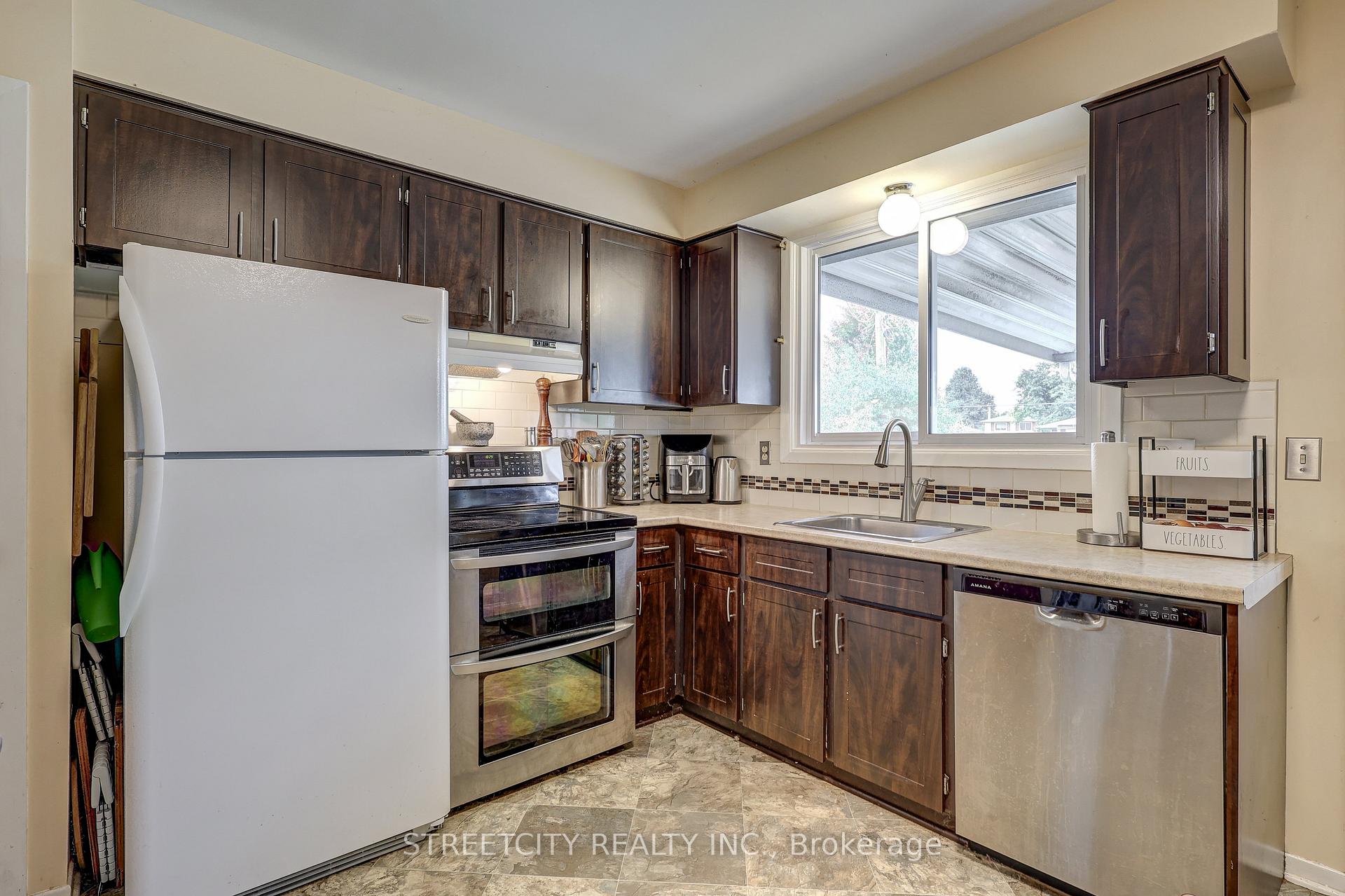 Photo 17 of 105 Confederation Drive, St. Thomas — HOMEH
